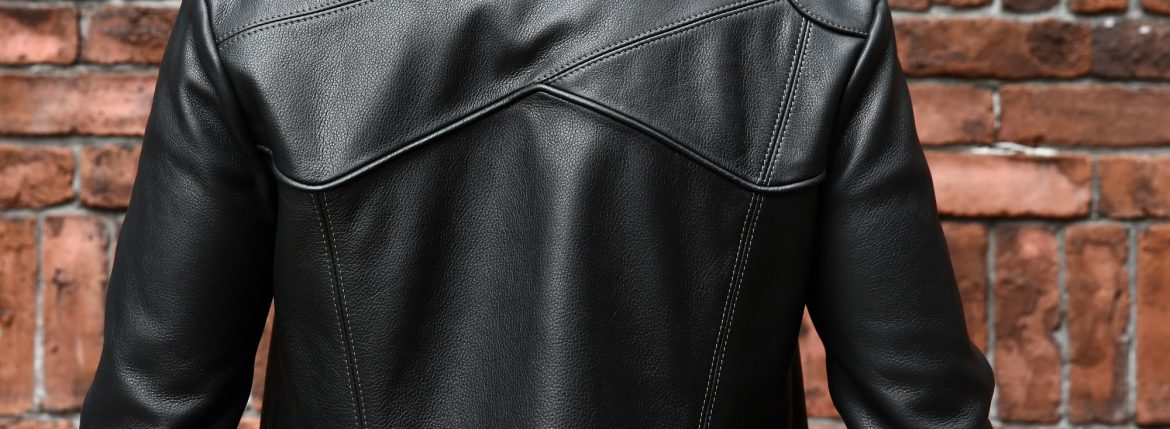 South Paradiso Leather(サウスパラディソレザー) East West イーストウエスト SMOKE スモーク レザージャケット BLACK　の着用画像。右肩部分には太陽が描かれ抜群の存在感を放ち「East West」を語る上では欠かせないモデル。