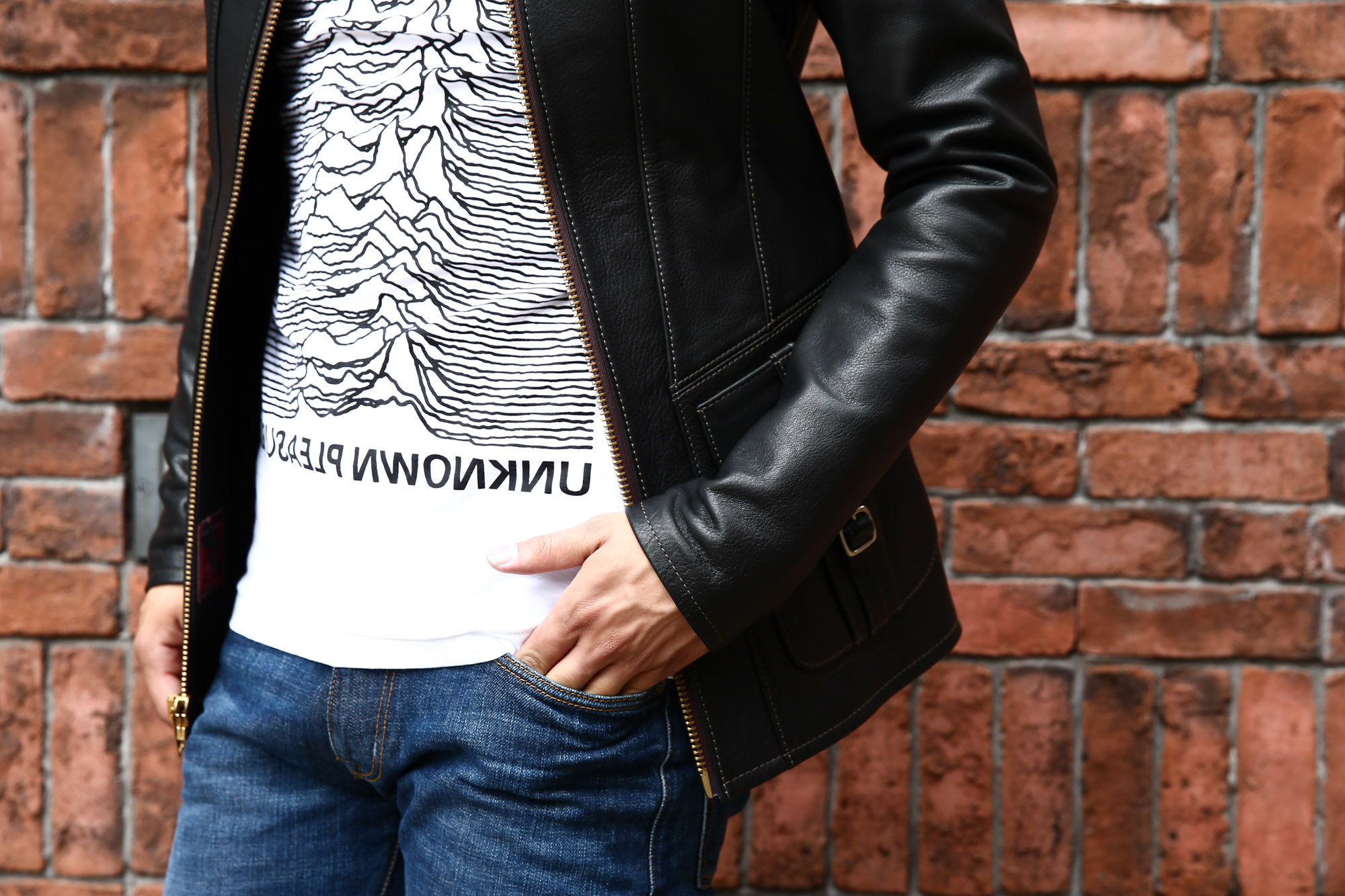 South Paradiso Leather(サウスパラディソレザー) East West イーストウエスト SMOKE スモーク レザージャケット BLACK(ブラック)  のコーディネート画像。70年代当時の細身のスタイルを採用しサイズ感はかなりタイトに仕上がっておりTシャツの上に羽織る形のサイジング