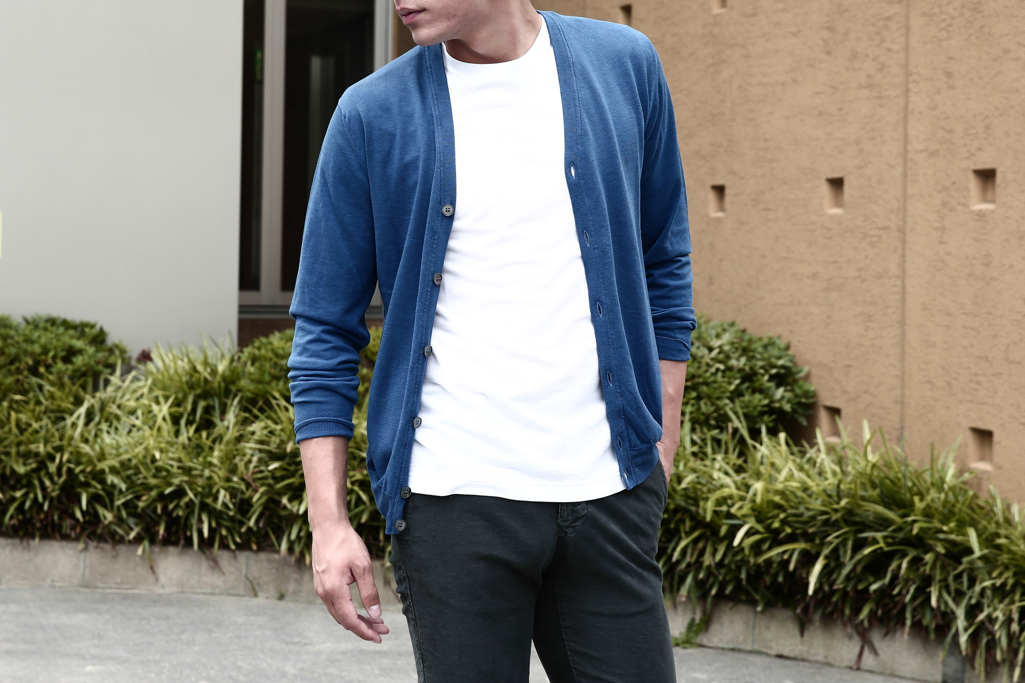 ZANONE(ザノーネ) CARDIGAN Sweaters V-Neck 811904 zy367 Vネックカーディガン BLUE(ブルー・Z3888) のコーデイネート画像。コットンニットを採用した2016年春夏モデル。