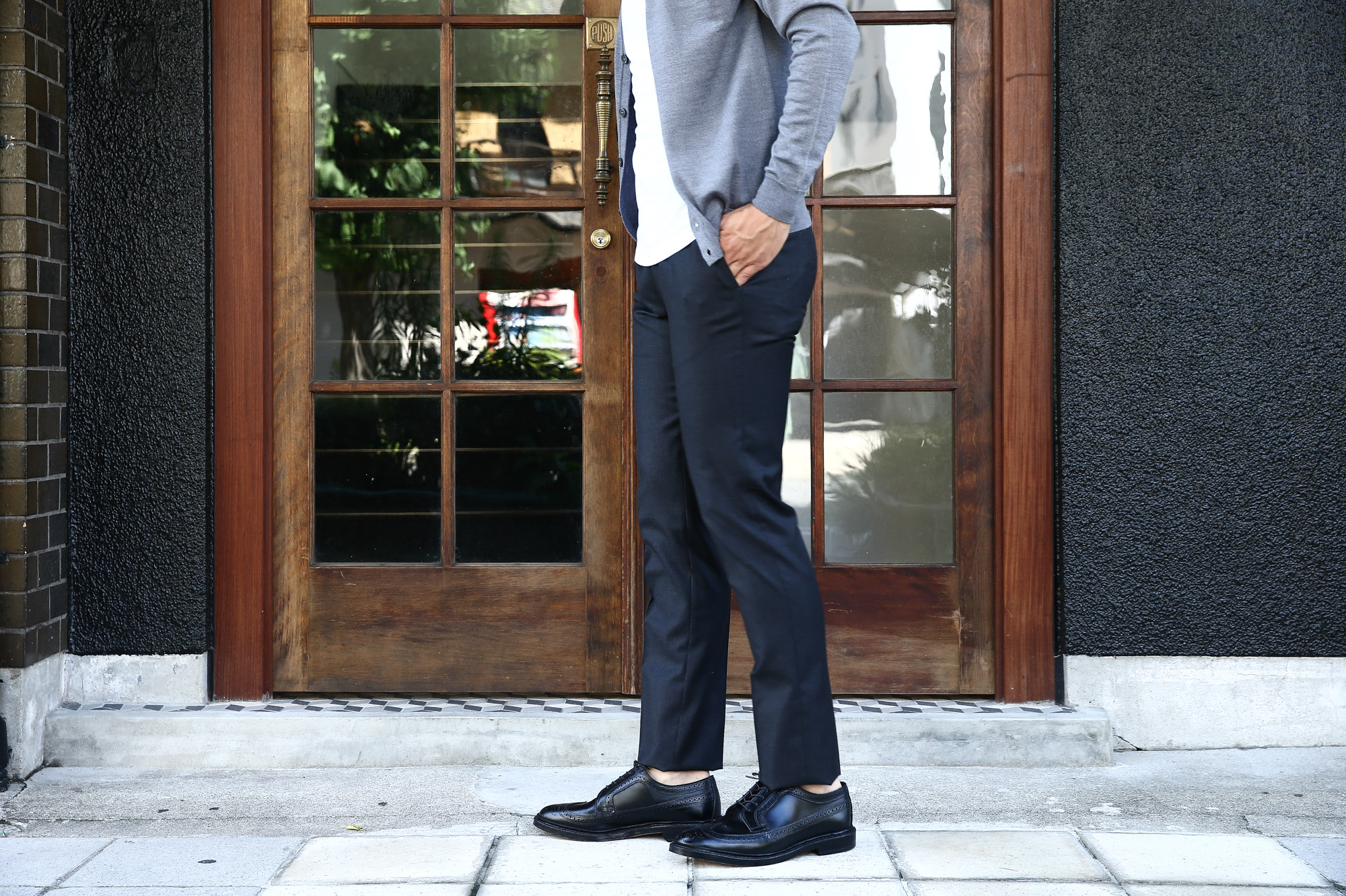 INCOTEX(インコテックス) N35 SLIM FIT スーパー100s ウールンツイル ウール スラックス MEDIUM GRAY(ミディアムグレー・920) のコーディネート画像。愛知名古屋Alto e Diritto 2016年秋冬新作。ザノーネとのコーディネート。全身画像レフト。。