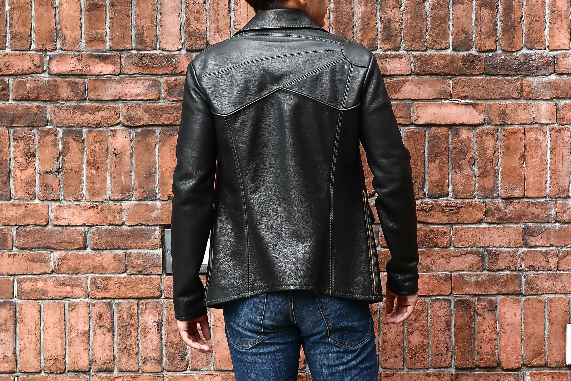 South Paradiso Leather(サウスパラディソレザー) East West イーストウエスト SMOKE スモーク レザージャケット BLACK(ブラック)  のコーディネート画像。70年代当時の細身のスタイルを採用し、サイズ感はかなりタイトに仕上がっており、Tシャツの上に羽織る形のサイジング。