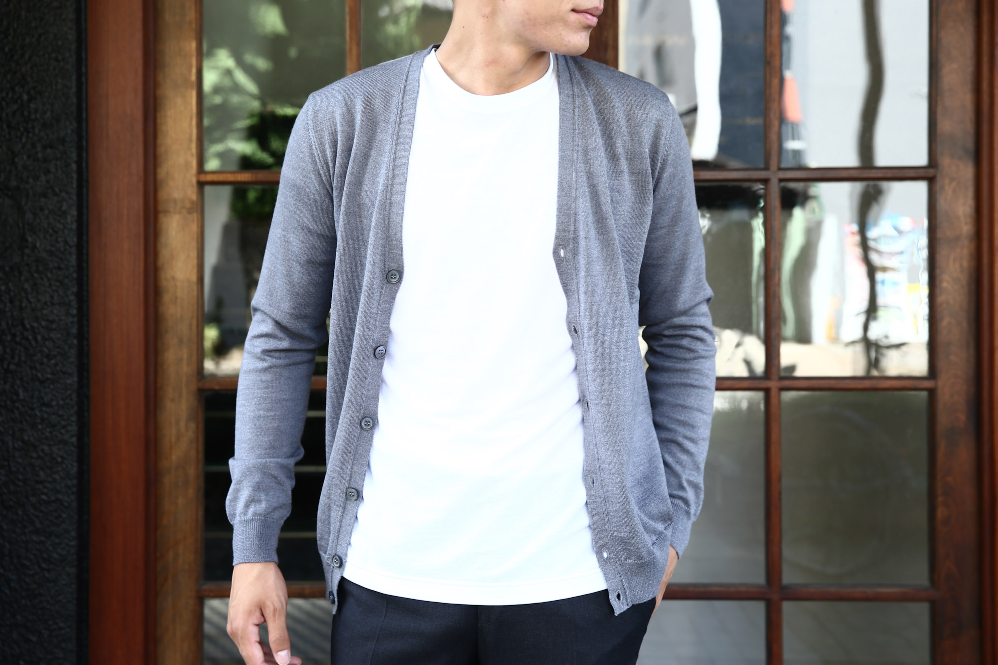 ZANONE(ザノーネ) CARDIGAN Sweaters V-Neck 811823 z0210 VIRGIN WOOL 100％ ハイゲージニット ウールニット　カーディガン GREY(グレー・Z3093) のコーディネート画像。2016年秋冬 新作 名古屋 愛知 Alto e Diritto 入荷しました。