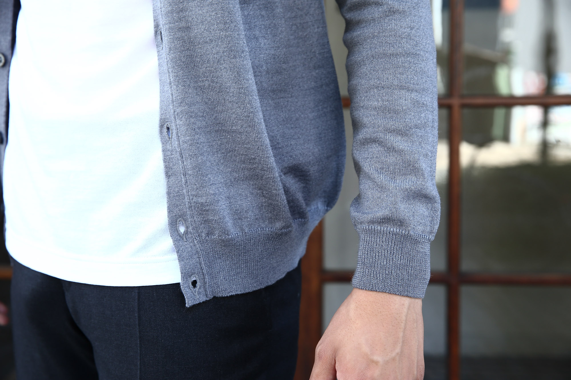 ZANONE(ザノーネ) CARDIGAN Sweaters V-Neck 811823 z0210 VIRGIN WOOL 100％ ハイゲージニット ウールニット　カーディガン GREY(グレー・Z3093) のコーディネート画像。2016年秋冬 新作 名古屋 愛知 Alto e Diritto 入荷しました。