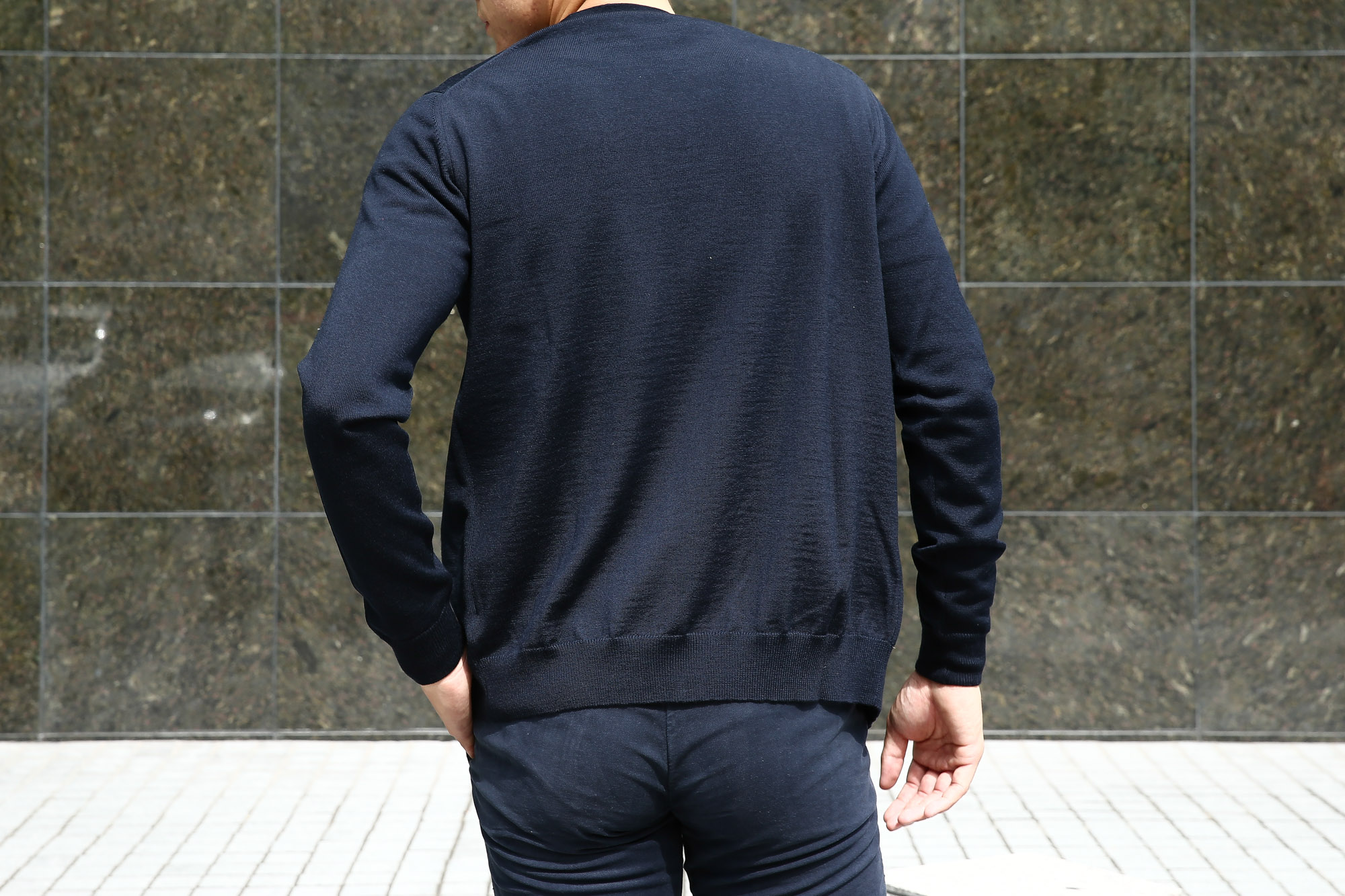 ZANONE(ザノーネ) CARDIGAN Sweaters V-Neck 811823 z0210 VIRGIN WOOL 100％ ハイゲージニット ウールニット　カーディガン NAVY(ネイビー・Z1375) のコーディネート画像。2016年秋冬 新作 名古屋 愛知 Alto e Diritto 入荷しました。