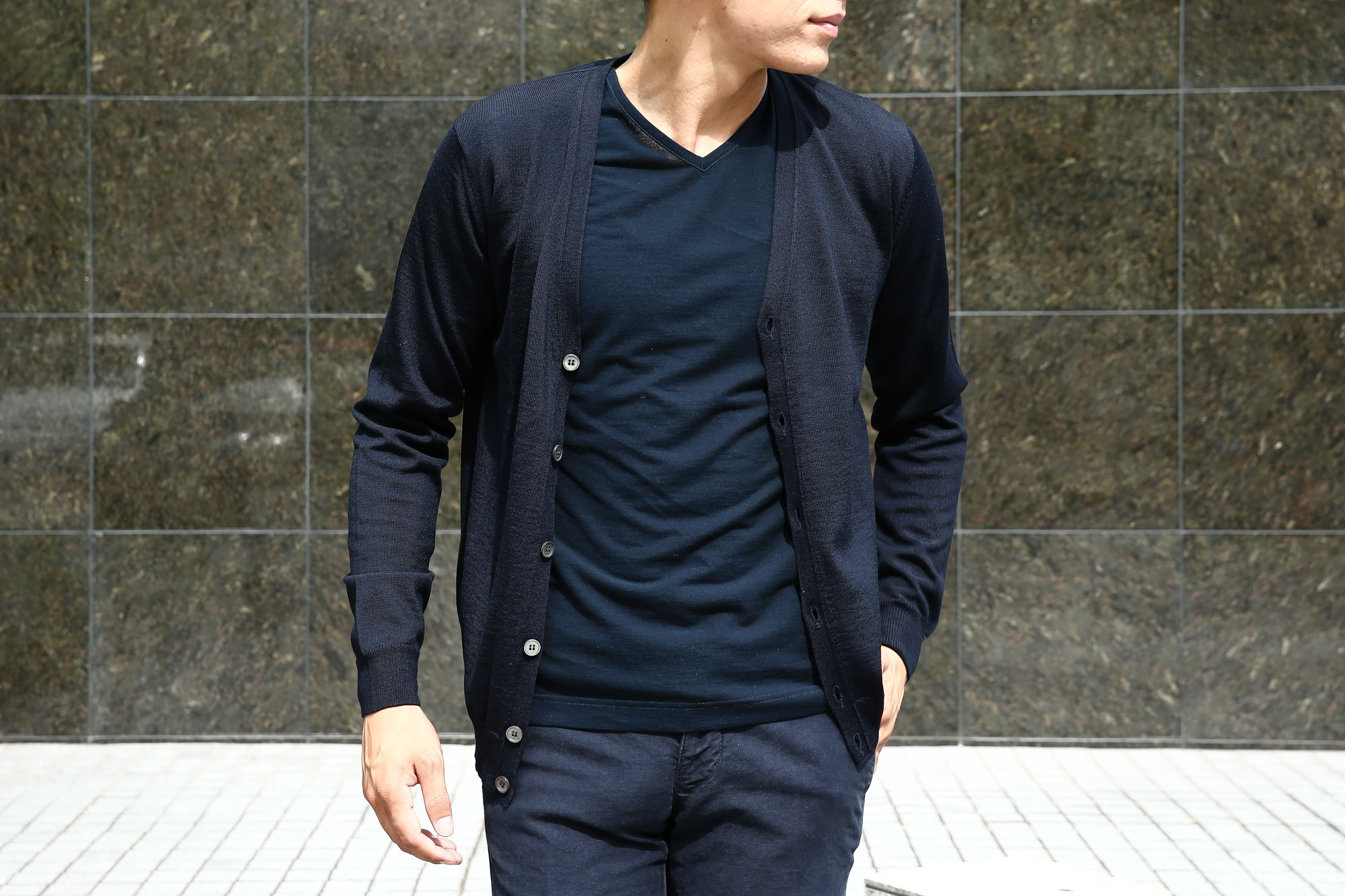 ZANONE(ザノーネ) CARDIGAN Sweaters V-Neck 811823 z0210 VIRGIN WOOL 100％ ハイゲージニット ウールニット　カーディガン NAVY(ネイビー・Z1375) のコーディネート画像。2016年秋冬 新作 名古屋 愛知 Alto e Diritto 入荷しました。