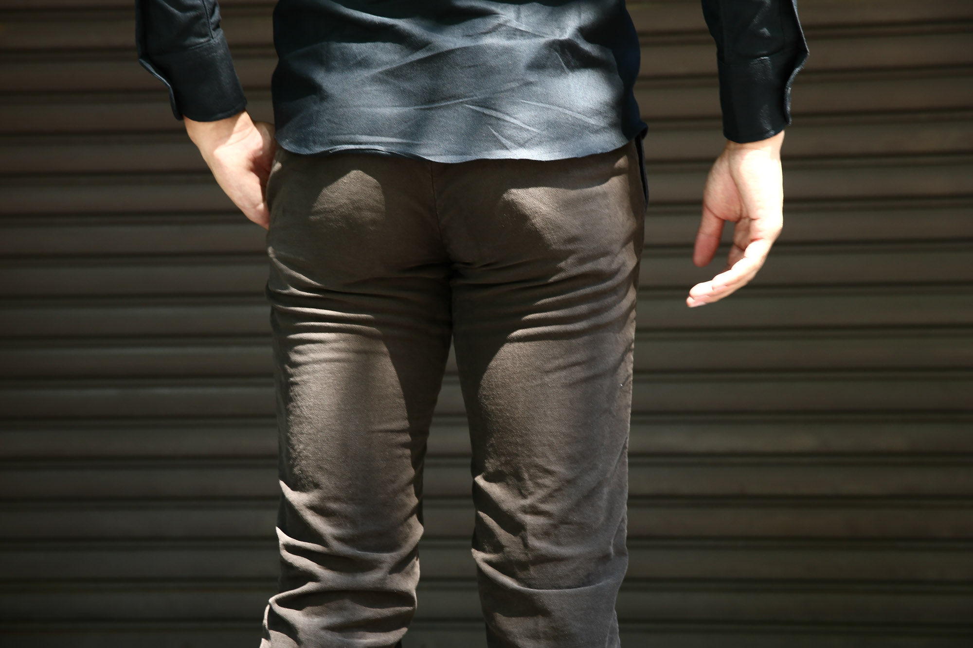 INCOTEX SLACKS(インコテックススラックス) 1ST603 SLIM FIT TRICOCHINO STRETCH チノパンツ BROWN(ブラウン・627) のコーディネート画像。黒シャツにはブラウンパンツが相性よし。愛知 名古屋 Alto e Diritto アルト エ デリット インコテックス取扱い。