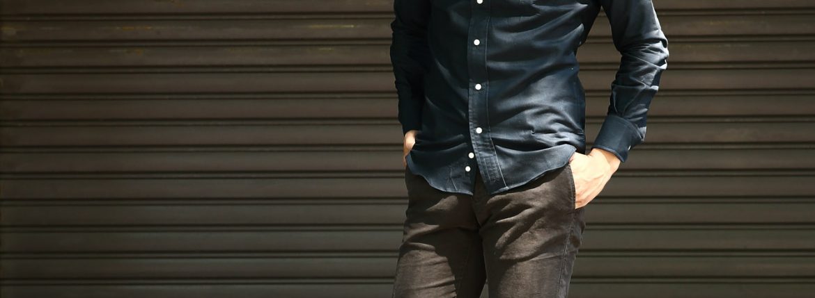 INCOTEX SLACKS(インコテックススラックス) 1ST603 SLIM FIT TRICOCHINO STRETCH チノパンツ BROWN(ブラウン・627) のコーディネート画像。黒シャツにはブラウンパンツが相性よし。愛知 名古屋 ZODIAC インコテックス取扱い。