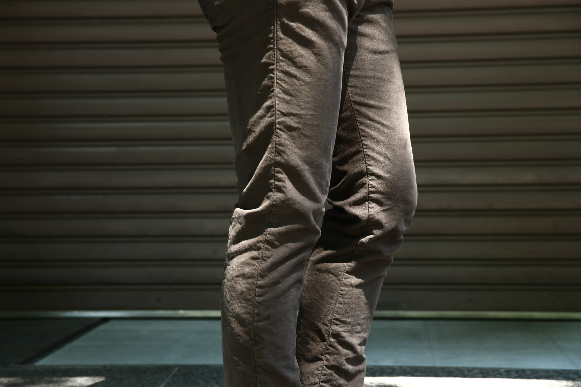 INCOTEX SLACKS(インコテックススラックス) 1ST603 SLIM FIT TRICOCHINO STRETCH チノパンツ BROWN(ブラウン・627) のコーディネート画像。黒シャツにはブラウンパンツが相性よし。愛知 名古屋 Alto e Diritto アルト エ デリット インコテックス取扱い。