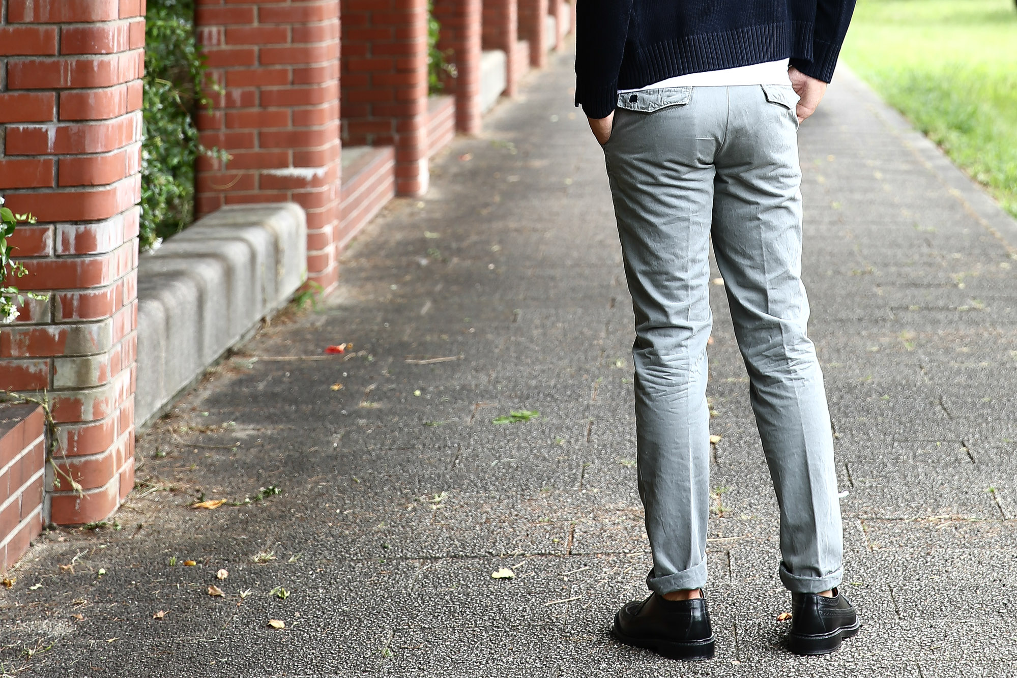 INCOTEX SLACKS（インコテックススラックス） 1ST696 SLIM FIT MENDED 2PLY CHINO ダメージ リペア チノパンツ GRAY (グレー・912) 2016 秋冬新作 のコーディネート画像。愛知 名古屋 Alto e Diritto アルト エ デリット インコテックス メンパン 綿パン 