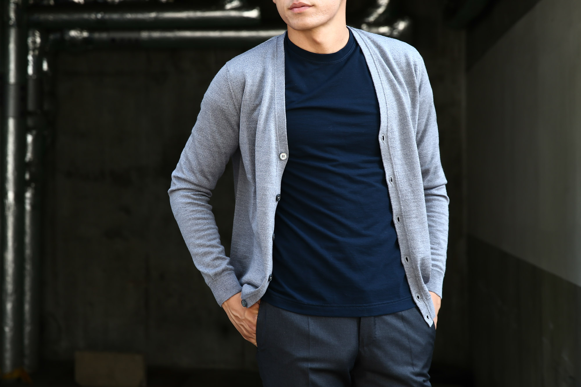 ZANONE (ザノーネ) CARDIGAN Sweaters V-Neck 811823 z0210 (Vネックカーディガン) GREY (グレー・Z3093) MADE IN ITALY のコーディネート画像。愛知 名古屋 Alto e Diritto アルト エ デリット ザノーネ 取扱い インコテックスとのコーディネート。