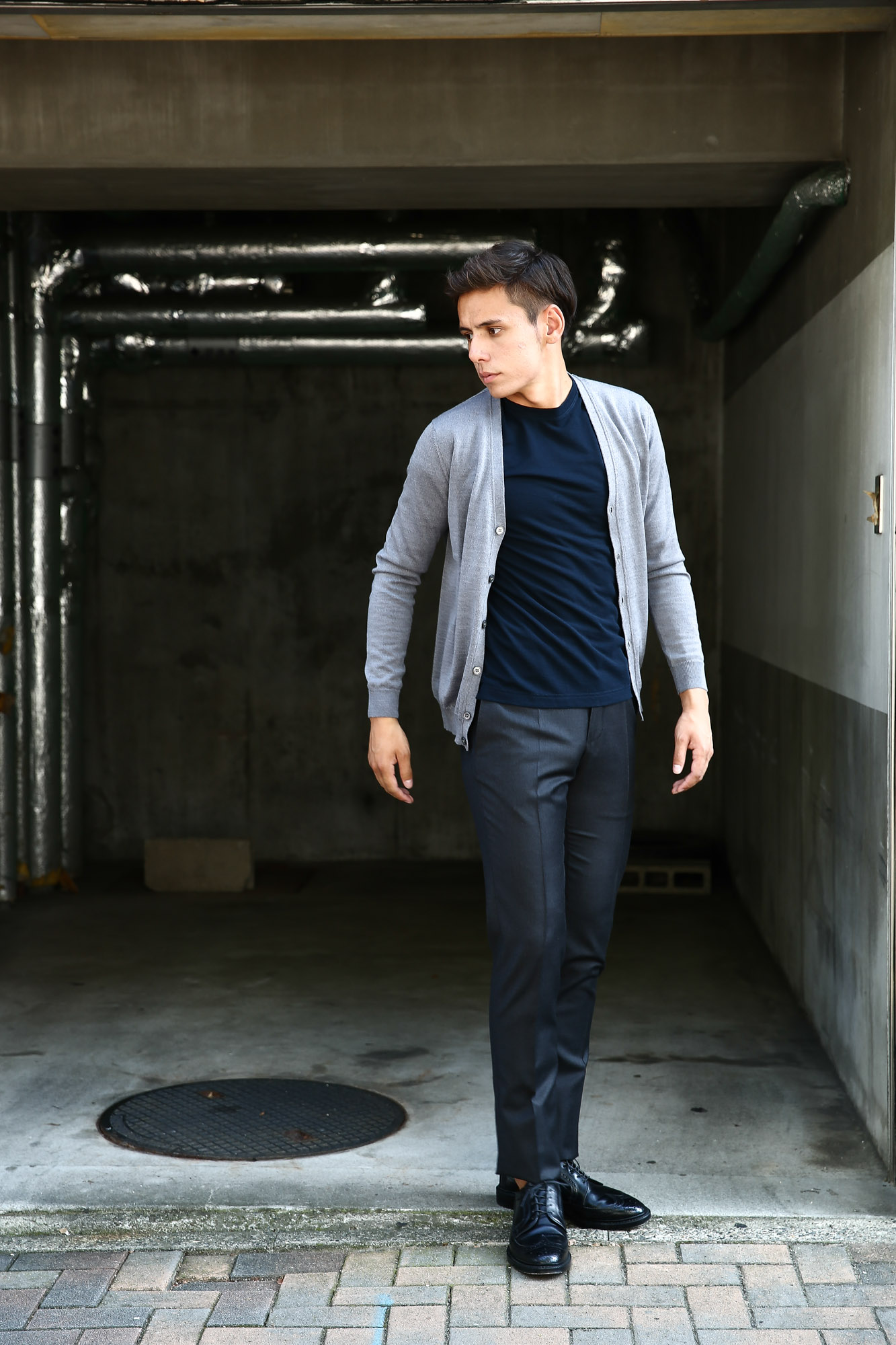 ZANONE (ザノーネ) CARDIGAN Sweaters V-Neck 811823 z0210 (Vネックカーディガン) GREY (グレー・Z3093) MADE IN ITALY のコーディネート画像。愛知 名古屋 Alto e Diritto アルト エ デリット ザノーネ 取扱い インコテックスとのコーディネート。