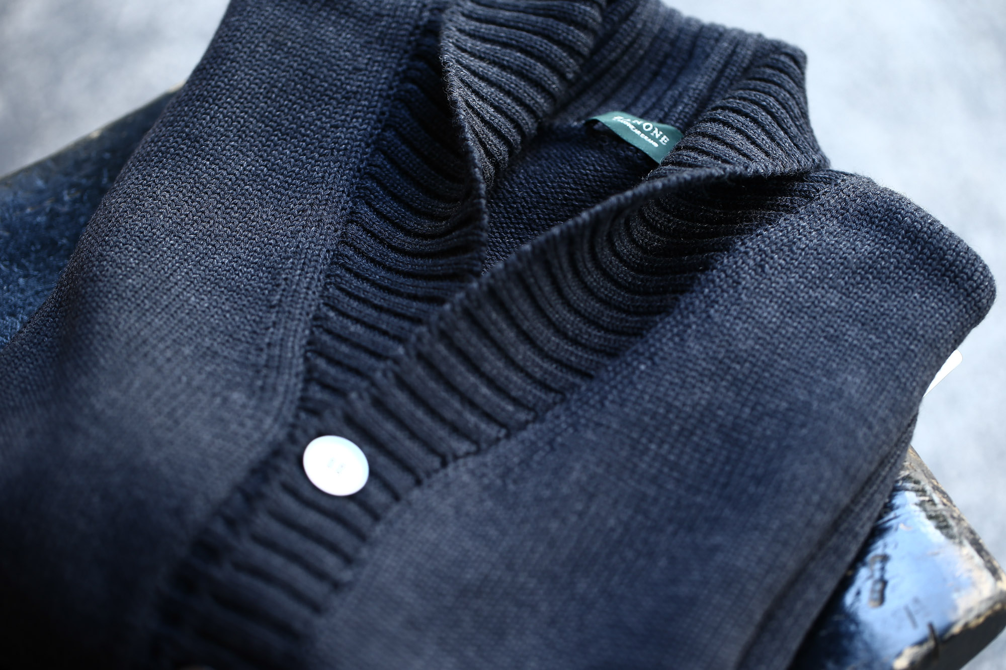 ZANONE (ザノーネ) Shawl Collar Cardigan 811947 Z0229 VIRGIN WOOL 100%ミドルゲージニットショールカラーカーディガンCHARCOAL (チャコール・Z0006) MADE IN ITALY 2016 秋冬新作 の画像。 愛知 名古屋 Alto e Diritto アルト エ デリット 