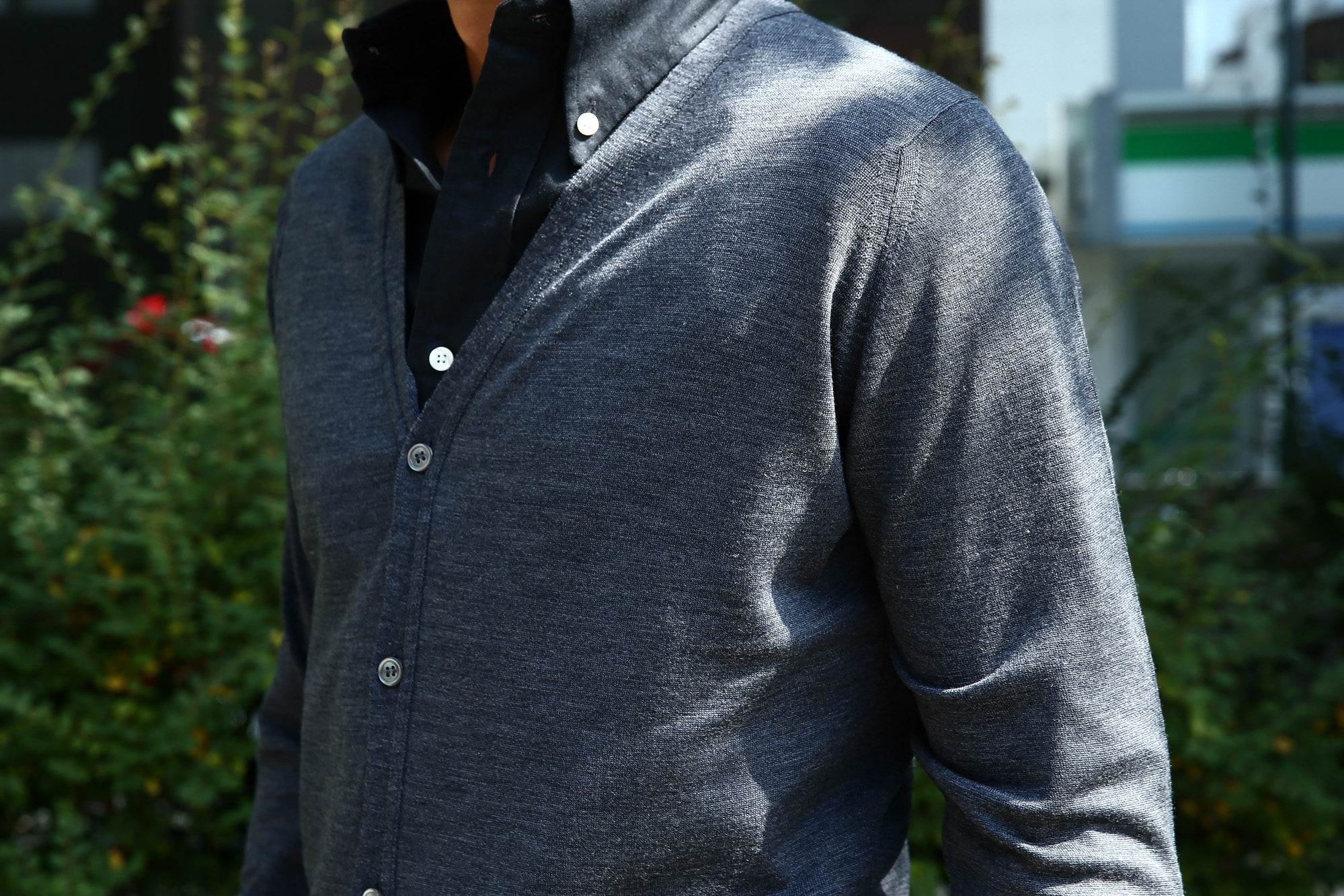 JOHN SMEDLEY (ジョンスメドレー) BRYN V-NECK CARDIGAN EASY FIT メリノウール100％ ハイゲージニット Vネックカーディガン CHARCOAL (チャコール) MADE IN GREAT BRITAIN(イギリス製) 2016 秋冬新作 のコーディネート画像。 XS,S,M,L 愛知 名古屋 Alto e Diritto アルト エ デリット スメドレー ジョンストン