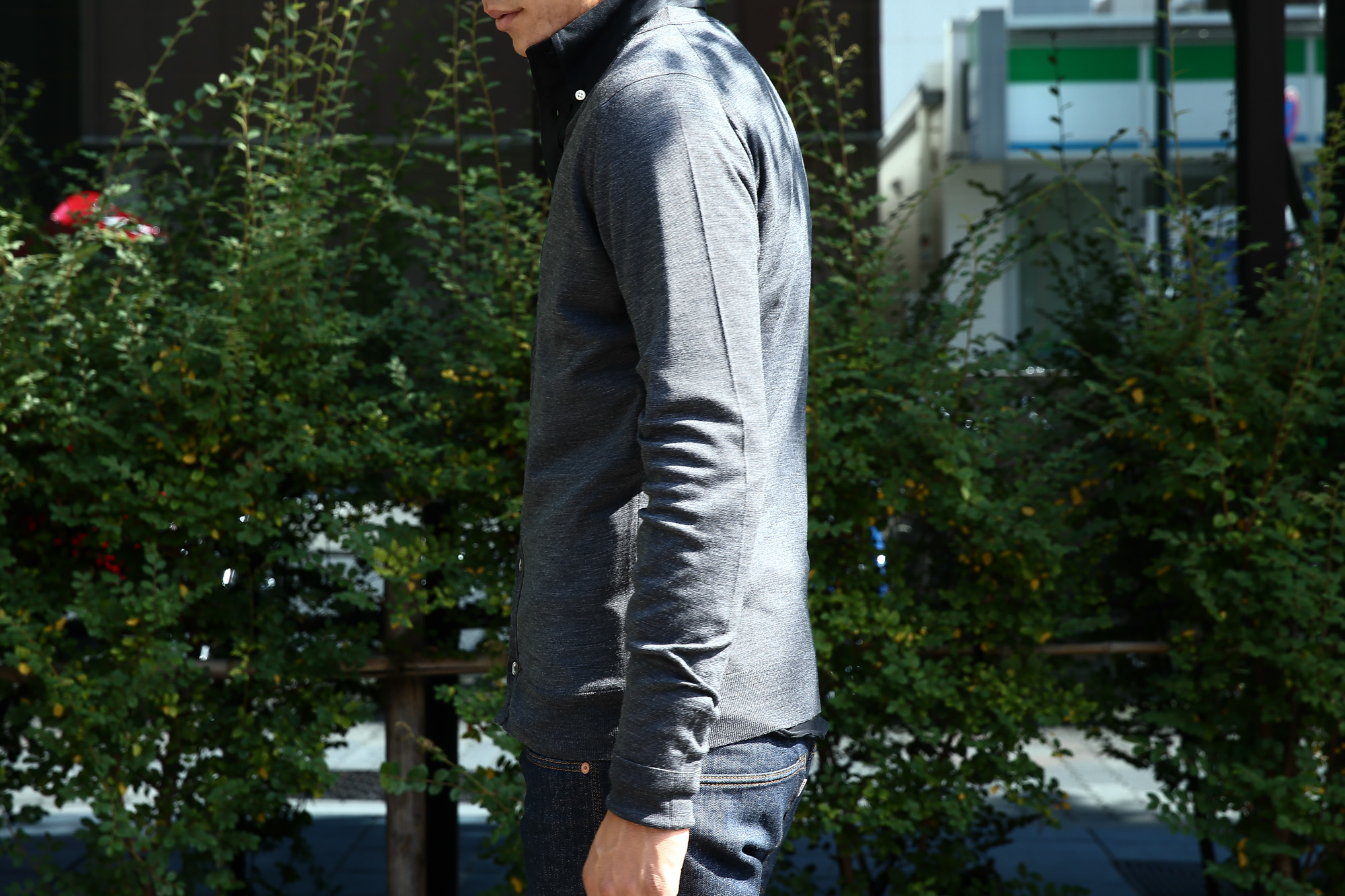 JOHN SMEDLEY (ジョンスメドレー) BRYN V-NECK CARDIGAN EASY FIT メリノウール100％ ハイゲージニット Vネックカーディガン CHARCOAL (チャコール) MADE IN GREAT BRITAIN(イギリス製) 2016 秋冬新作 のコーディネート画像。 XS,S,M,L 愛知 名古屋 Alto e Diritto アルト エ デリット スメドレー ジョンストン