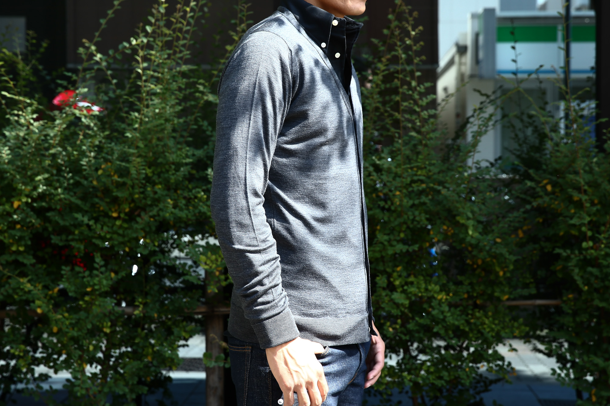 JOHN SMEDLEY (ジョンスメドレー) BRYN V-NECK CARDIGAN EASY FIT メリノウール100％ ハイゲージニット Vネックカーディガン CHARCOAL (チャコール) MADE IN GREAT BRITAIN(イギリス製) 2016 秋冬新作 のコーディネート画像。 XS,S,M,L 愛知 名古屋 Alto e Diritto アルト エ デリット スメドレー ジョンストン