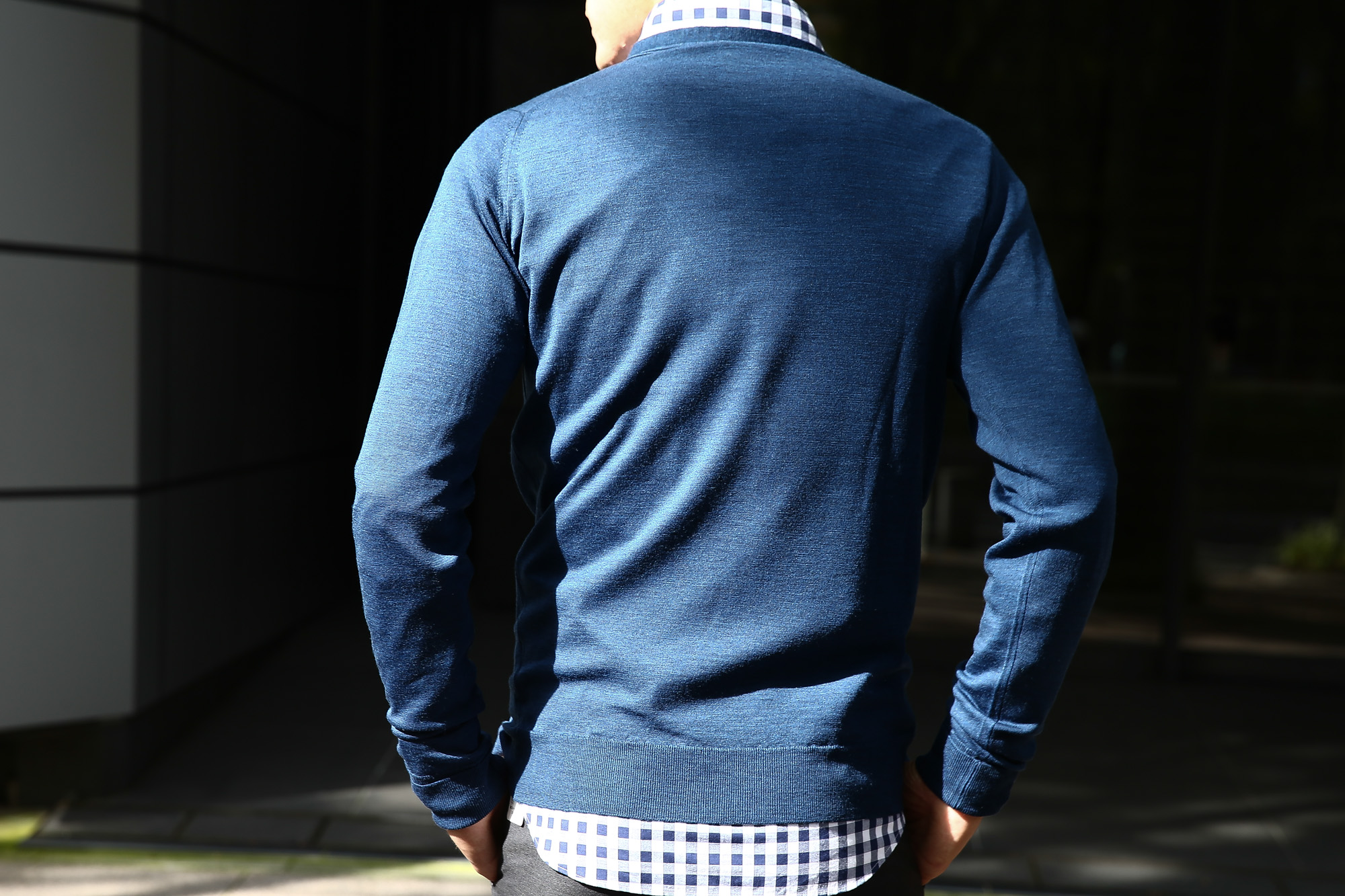 JOHN SMEDLEY (ジョンスメドレー) BRYN V-NECK CARDIGAN EASY FIT メリノウール100％ ハイゲージニット Vネックカーディガン INDIGO (インディゴ) MADE IN GREAT BRITAIN(イギリス製) 2016 秋冬新作 のコーディネート画像。 XS,S,M,L 愛知 名古屋 Alto e Diritto アルト エ デリット スメドレー ジョンストン