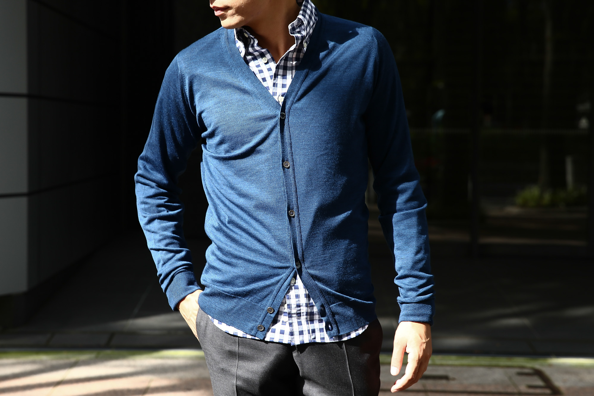 JOHN SMEDLEY (ジョンスメドレー) BRYN V-NECK CARDIGAN EASY FIT メリノウール100％ ハイゲージニット Vネックカーディガン INDIGO (インディゴ) MADE IN GREAT BRITAIN(イギリス製) 2016 秋冬新作 のコーディネート画像。 XS,S,M,L 愛知 名古屋 Alto e Diritto アルト エ デリット スメドレー ジョンストン