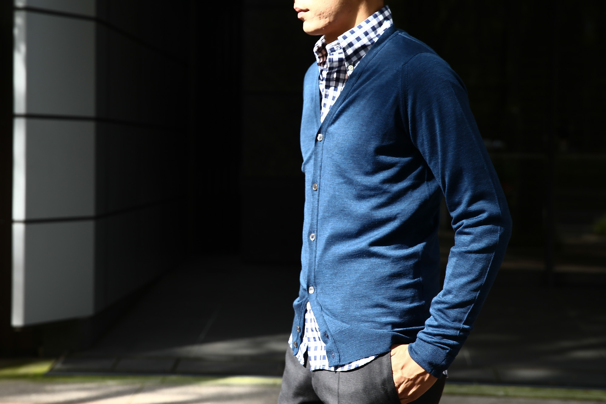 JOHN SMEDLEY (ジョンスメドレー) BRYN V-NECK CARDIGAN EASY FIT メリノウール100％ ハイゲージニット Vネックカーディガン INDIGO (インディゴ) MADE IN GREAT BRITAIN(イギリス製) 2016 秋冬新作 のコーディネート画像。 XS,S,M,L 愛知 名古屋 Alto e Diritto アルト エ デリット スメドレー ジョンストン