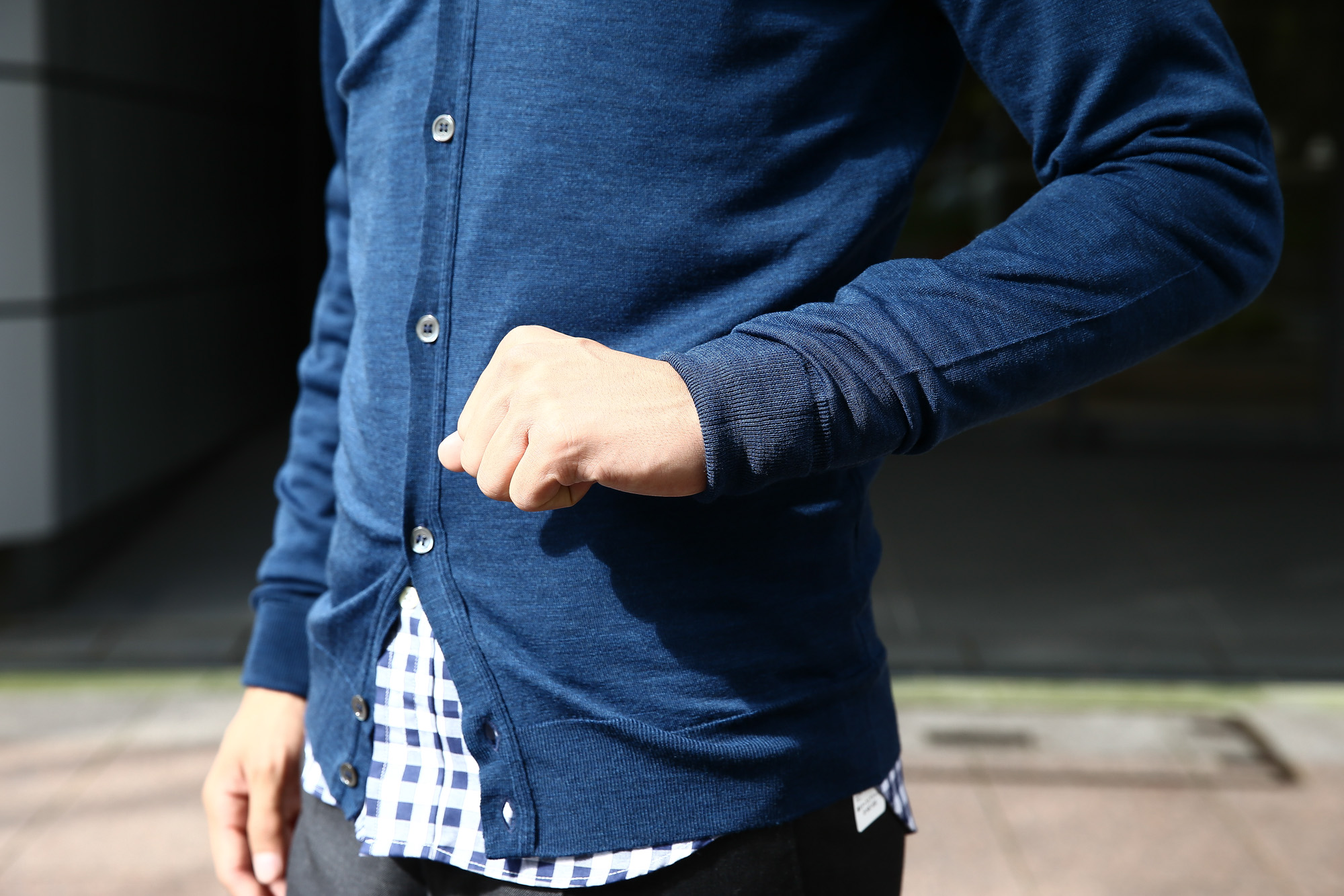 JOHN SMEDLEY (ジョンスメドレー) BRYN V-NECK CARDIGAN EASY FIT メリノウール100％ ハイゲージニット Vネックカーディガン INDIGO (インディゴ) MADE IN GREAT BRITAIN(イギリス製) 2016 秋冬新作 のコーディネート画像。 XS,S,M,L 愛知 名古屋 Alto e Diritto アルト エ デリット スメドレー ジョンストン