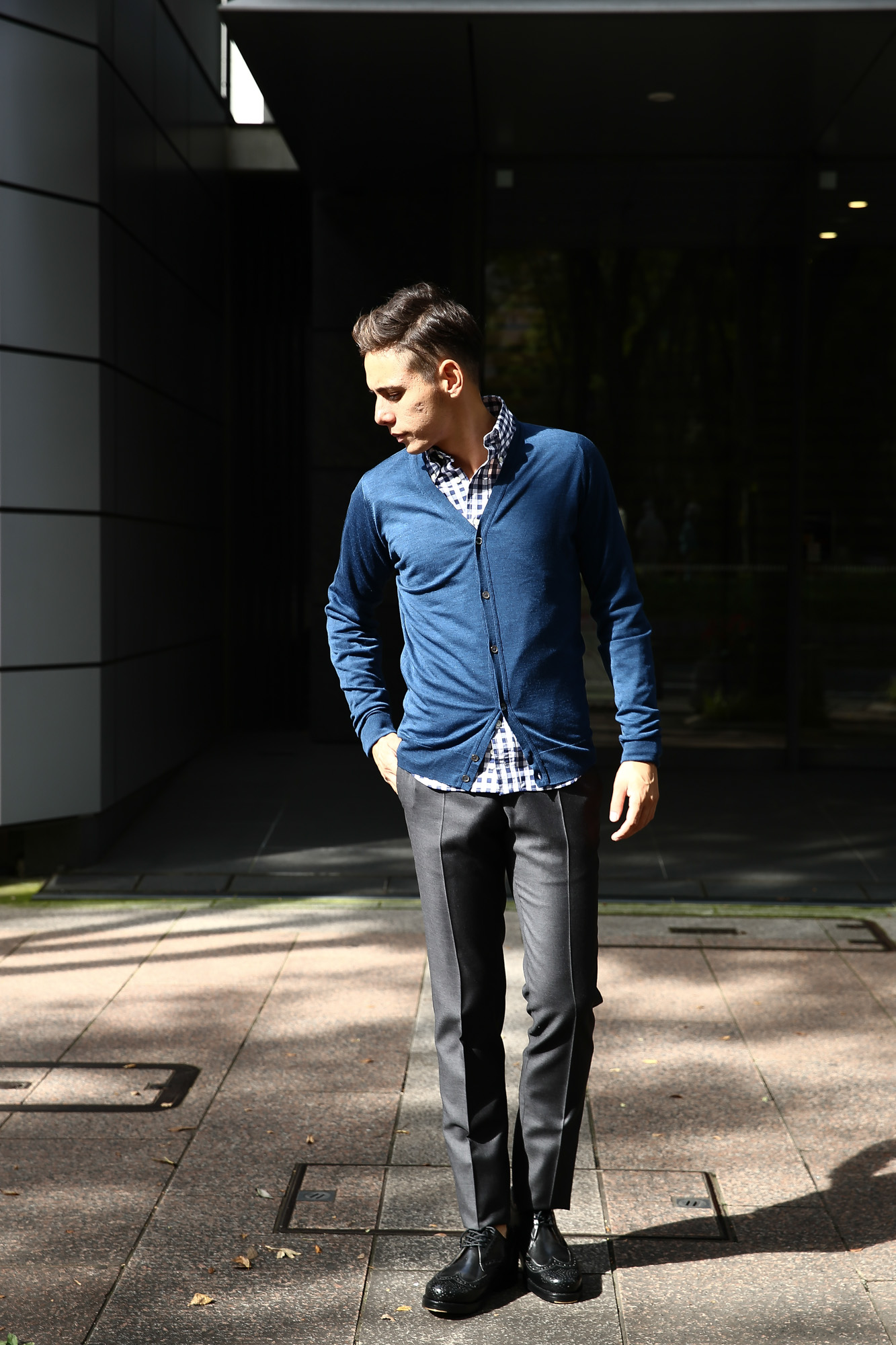 JOHN SMEDLEY (ジョンスメドレー) BRYN V-NECK CARDIGAN EASY FIT メリノウール100％ ハイゲージニット Vネックカーディガン INDIGO (インディゴ) MADE IN GREAT BRITAIN(イギリス製) 2016 秋冬新作 のコーディネート画像。 XS,S,M,L 愛知 名古屋 Alto e Diritto アルト エ デリット スメドレー ジョンストン