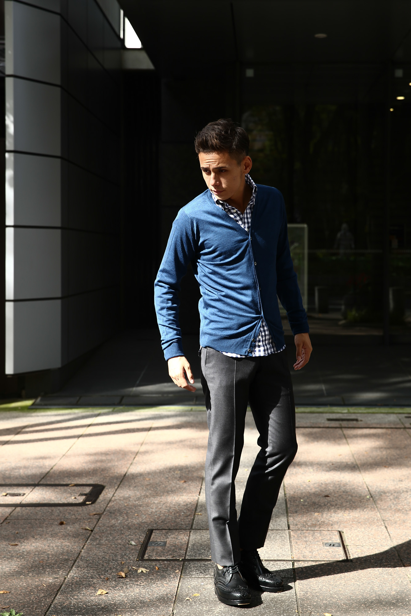 JOHN SMEDLEY (ジョンスメドレー) BRYN V-NECK CARDIGAN EASY FIT メリノウール100％ ハイゲージニット Vネックカーディガン INDIGO (インディゴ) MADE IN GREAT BRITAIN(イギリス製) 2016 秋冬新作 のコーディネート画像。 XS,S,M,L 愛知 名古屋 Alto e Diritto アルト エ デリット スメドレー ジョンストン