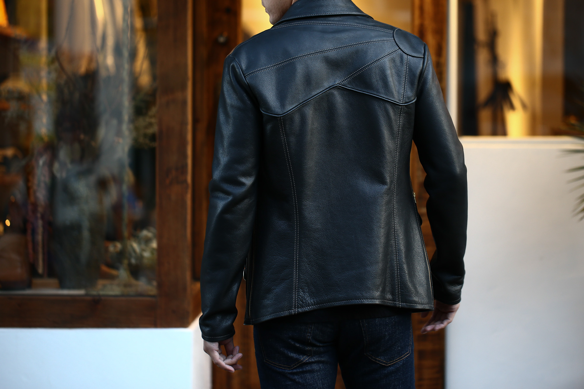 サウスパラディソレザー(South Paradiso Leather) スモーク SMOKE イーストウエスト East West カウハイドレザー Cow Hide Leather レザージャケット BLACK (ブラック) MADE IN USA (アメリカ製) のコーディネート画像。愛知 名古屋 Alto e Diritto アルト エ デリット　パラディソ イーストウエスト スモーク ヴィンテージ アドラー アードラー ウィンチェスター イルミナティレインボーシャツ レザー 革ジャン