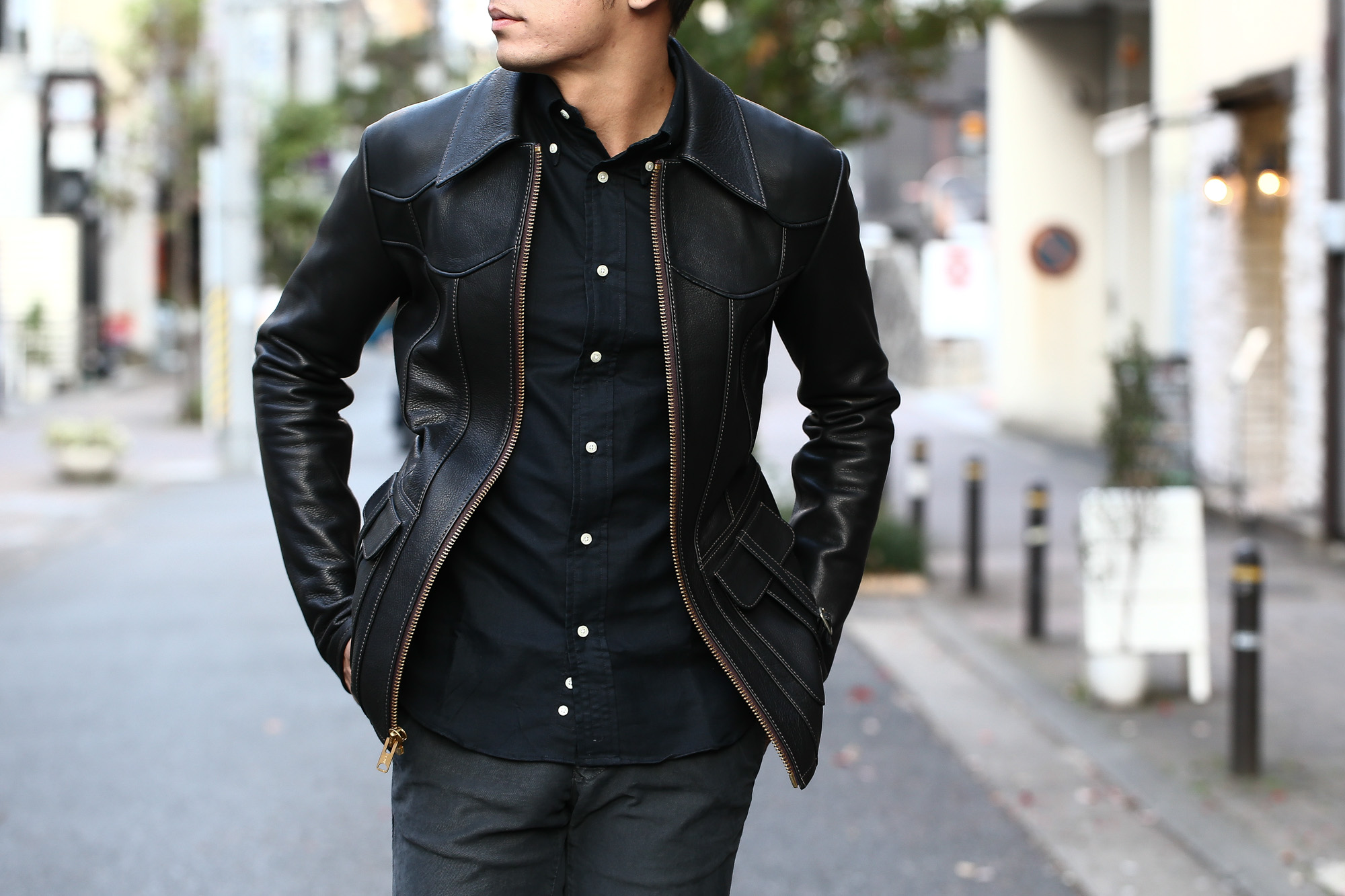 South Paradiso Leather (サウスパラディソレザー) SMOKE スモーク East West イーストウエスト Cow Hide Leather カウハイドレザー レザージャケット BLACK (ブラック) MADE IN USA (アメリカ製) のコーディネート画像。愛知 名古屋 Alto e Diritto アルト エ デリット　パラディソ イーストウエスト スモーク ヴィンテージ アドラー アードラー ウィンチェスター イルミナティレインボーシャツ レザー 革ジャン