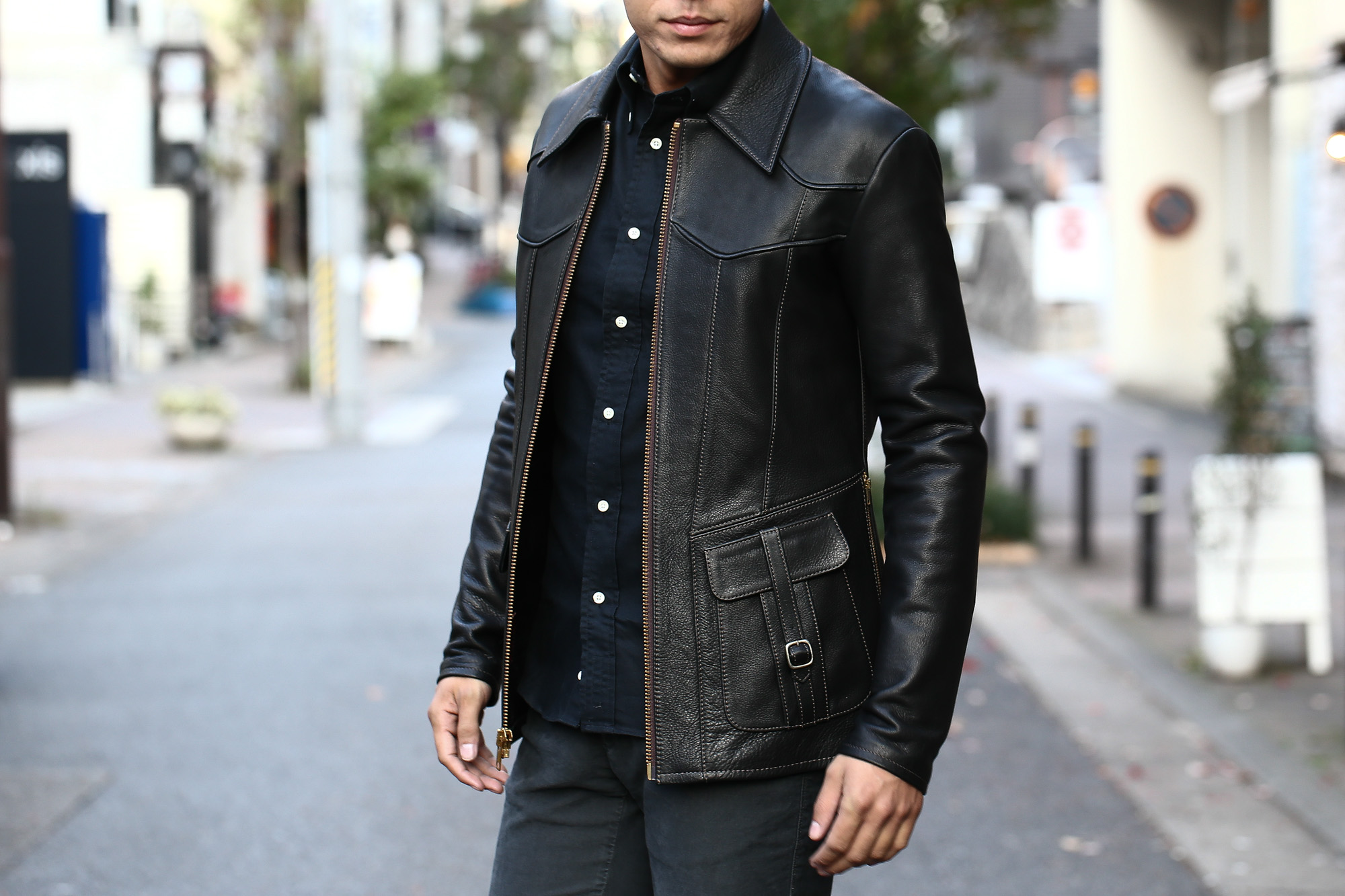 South Paradiso Leather (サウスパラディソレザー) SMOKE スモーク East West イーストウエスト Cow Hide Leather カウハイドレザー レザージャケット BLACK (ブラック) MADE IN USA (アメリカ製) のコーディネート画像。愛知 名古屋 Alto e Diritto アルト エ デリット　パラディソ イーストウエスト スモーク ヴィンテージ アドラー アードラー ウィンチェスター イルミナティレインボーシャツ レザー 革ジャン