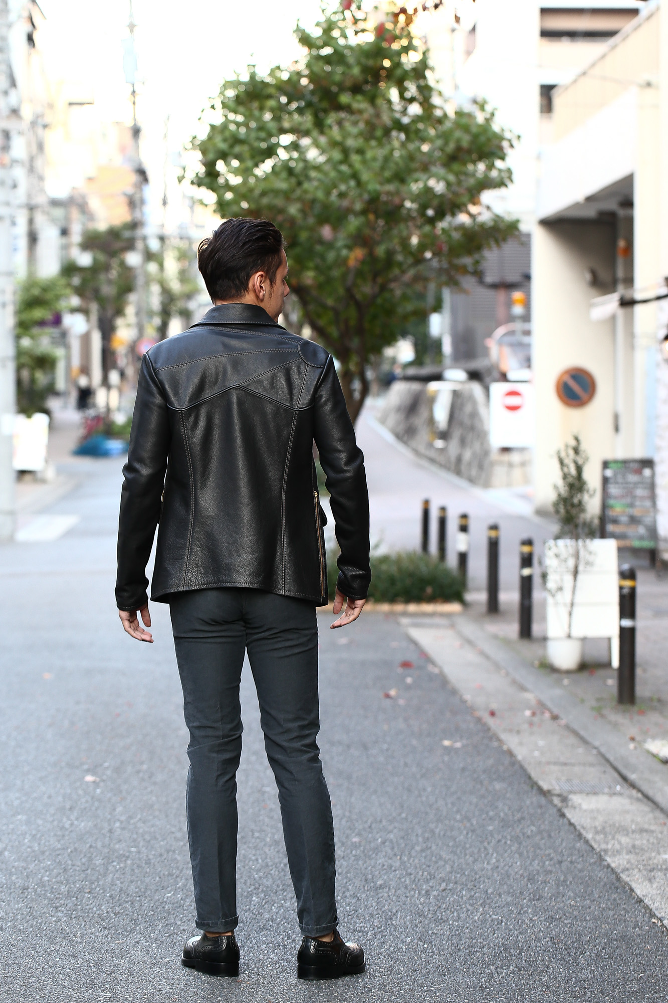 South Paradiso Leather (サウスパラディソレザー) SMOKE スモーク East West イーストウエスト Cow Hide Leather カウハイドレザー レザージャケット BLACK (ブラック) MADE IN USA (アメリカ製) のコーディネート画像。愛知 名古屋 Alto e Diritto アルト エ デリット　パラディソ イーストウエスト スモーク ヴィンテージ アドラー アードラー ウィンチェスター イルミナティレインボーシャツ レザー 革ジャン