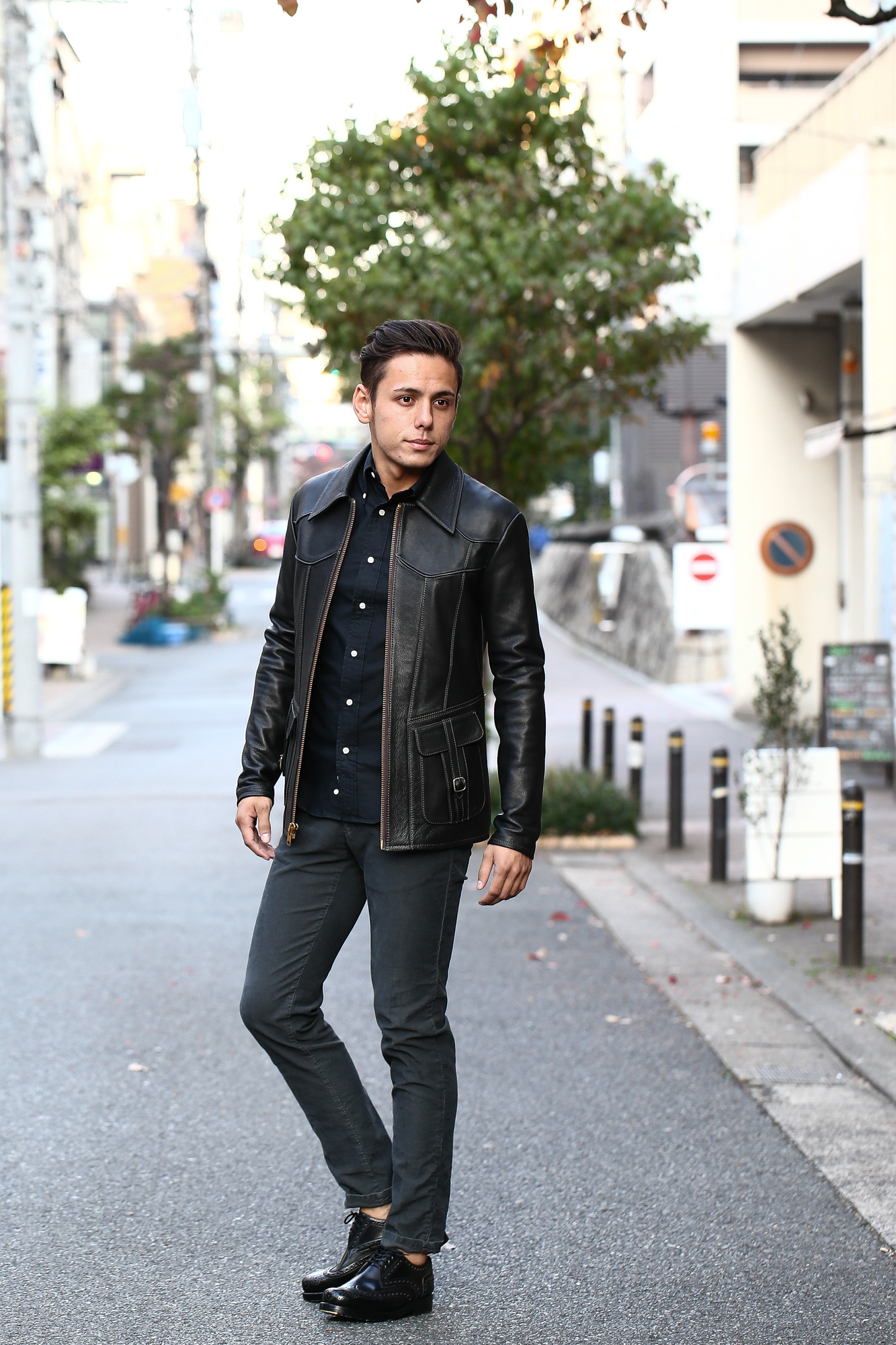 South Paradiso Leather (サウスパラディソレザー) SMOKE スモーク East West イーストウエスト Cow Hide Leather カウハイドレザー レザージャケット BLACK (ブラック) MADE IN USA (アメリカ製) のコーディネート画像。愛知 名古屋 Alto e Diritto アルト エ デリット　パラディソ イーストウエスト スモーク ヴィンテージ アドラー アードラー ウィンチェスター イルミナティレインボーシャツ レザー 革ジャン