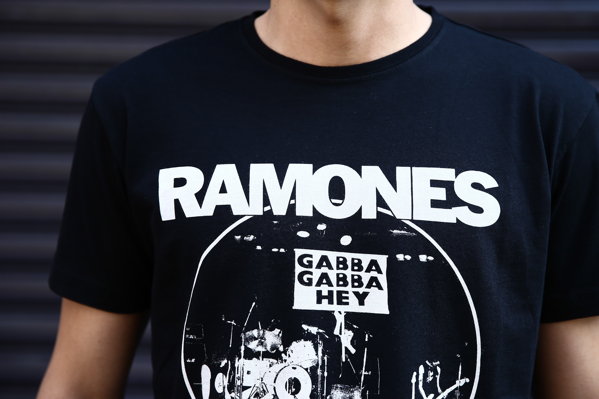 Worn By (ウォーンバイ) GABBA GABBA HEY RAMONES ガバガバヘイ ラモーンズ プリントTシャツ ロックTシャツ バンドTシャツ BLACK (ブラック)  2016 秋冬新作 XS,S,M コーディネート画像。 愛知 名古屋 Alto e Diritto アルト エ デリット バンドT ロックT プリントT ウォーンバイ ライセンスTシャツ VAN バン 名古屋