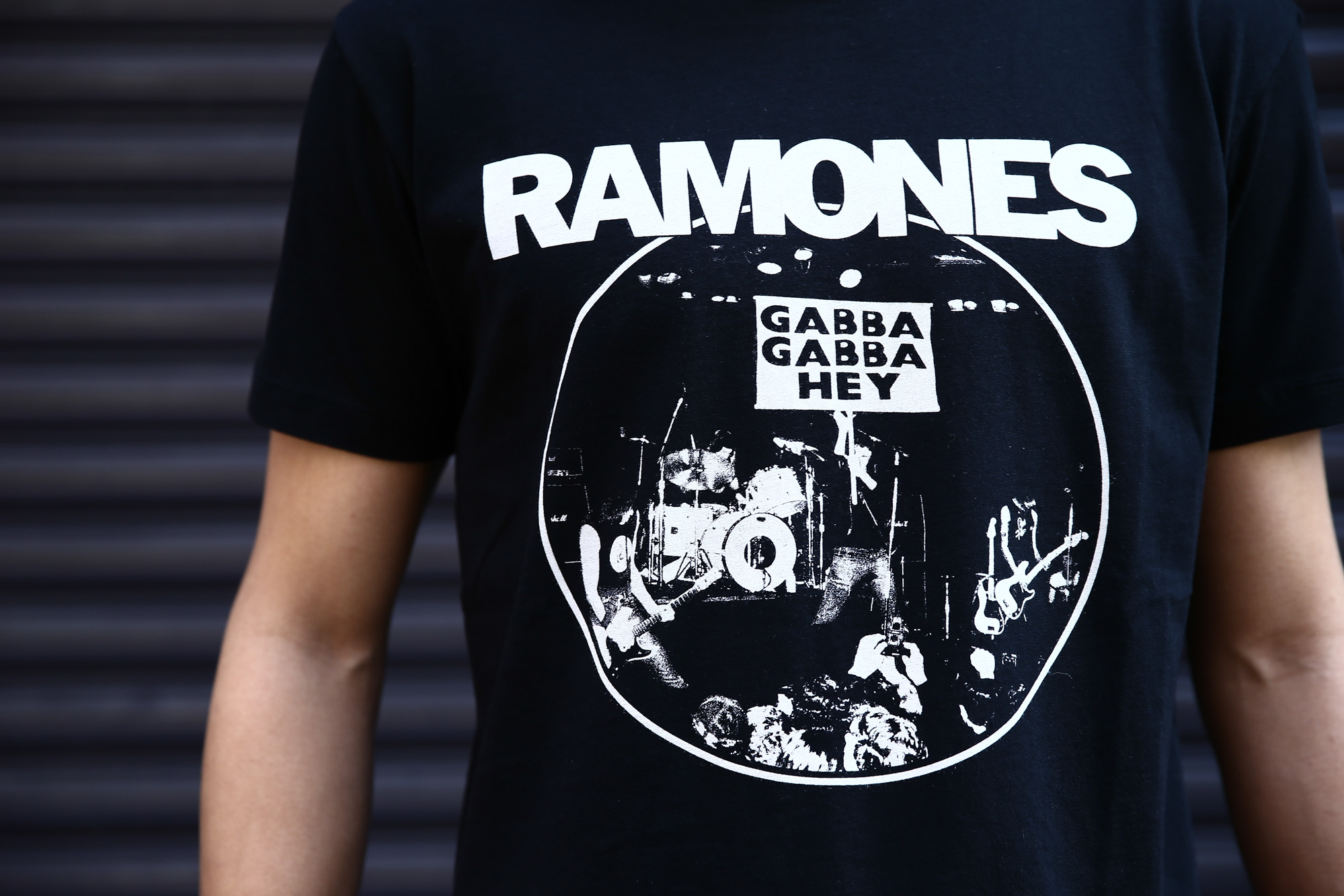 Worn By (ウォーンバイ) GABBA GABBA HEY RAMONES ガバガバヘイ ラモーンズ プリントTシャツ ロックTシャツ バンドTシャツ BLACK (ブラック)  2016 秋冬新作 XS,S,M コーディネート画像。 愛知 名古屋 Alto e Diritto アルト エ デリット バンドT ロックT プリントT ウォーンバイ ライセンスTシャツ VAN バン 名古屋