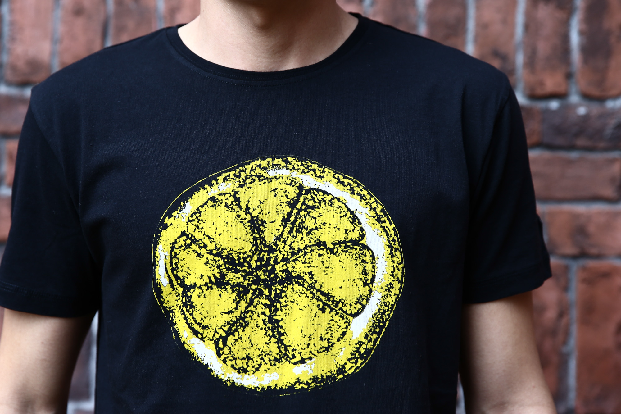 Worn By (ウォーンバイ) STONE ROSES LEMON ザ・ストーンローゼス レモン The Stone Roses ストーン・ローゼズ プリントTシャツ ロックTシャツ バンドTシャツ BLACK (ブラック)  2016 秋冬新作 XS,S,M コーディネート画像。 愛知 名古屋 Alto e Diritto アルト エ デリット バンドT ロックT プリントT ウォーンバイ ライセンスTシャツ VAN バン 名古屋