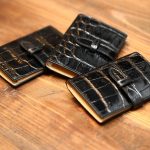 J&M DAVIDSON (ジェイアンドエムデヴィッドソン) VISIT CARD HOLDER (ヴィジット カード ホルダー) 7528 MOCK CROC (クロコダイル型押し) カードケース BLACK (ブラック・999) Made in spain (スペイン製) 2017 春夏新作のイメージ