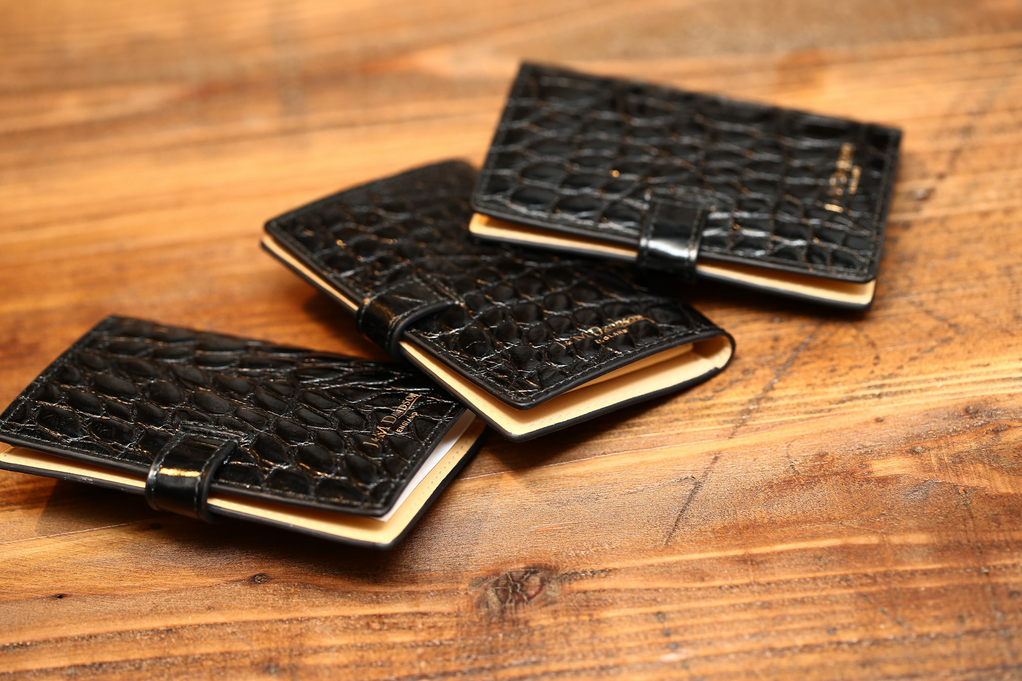 J&M DAVIDSON (ジェイアンドエムデヴィッドソン) VISIT CARD HOLDER (ヴィジット カード ホルダー) 7528 MOCK CROC (クロコダイル型押し) カードケース BLACK (ブラック・999) Made in spain (スペイン製) 2017 春夏新作 JMDAVIDSON ジェイエムデヴィッドソン 財布 カードケース JETSET 愛知 名古屋 Alto e Diritto アルト エ デリット バック カーニバル トートバック ウォレット