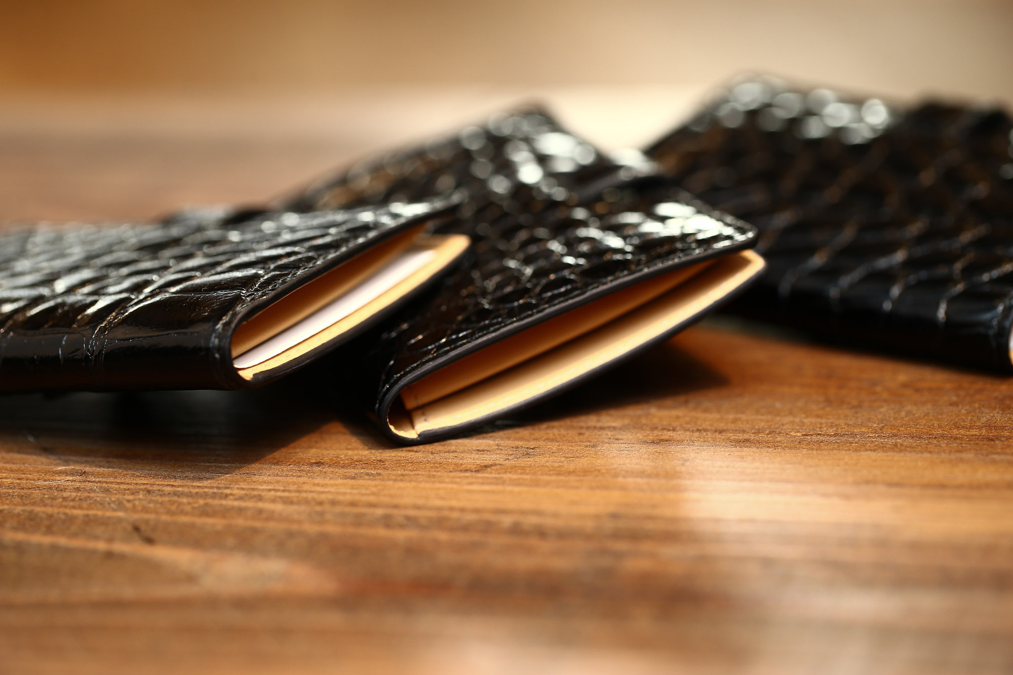 J&M DAVIDSON (ジェイアンドエムデヴィッドソン) VISIT CARD HOLDER (ヴィジット カード ホルダー) 7528 MOCK CROC (クロコダイル型押し) カードケース BLACK (ブラック・999) Made in spain (スペイン製) 2017 春夏新作 JMDAVIDSON ジェイエムデヴィッドソン 財布 カードケース JETSET 愛知 名古屋 Alto e Diritto アルト エ デリット バック カーニバル トートバック ウォレット