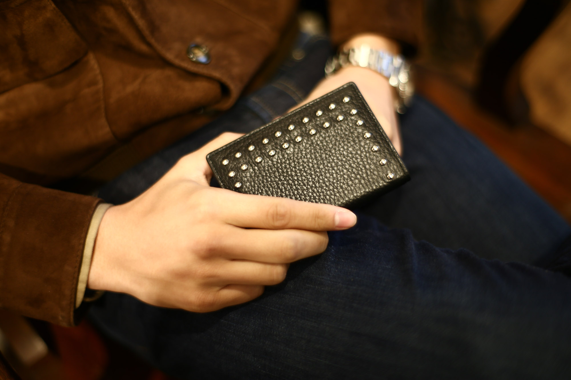 J&M DAVIDSON (ジェイアンドエムデヴィッドソン) VISIT CARD HOLDER WITH STUDS ヴィジット カード ホルダー ウィズスタッズ 10082N GRAIN LEATHER グレインレザー カードケース BLACK (ブラック・999) Made in spain (スペイン製) 2017 春夏新作  JMDAVIDSON ジェイエムデヴィッドソン 財布 カードケース JETSET 愛知 名古屋 Alto e Diritto アルト エ デリット  コーディネートスタイル