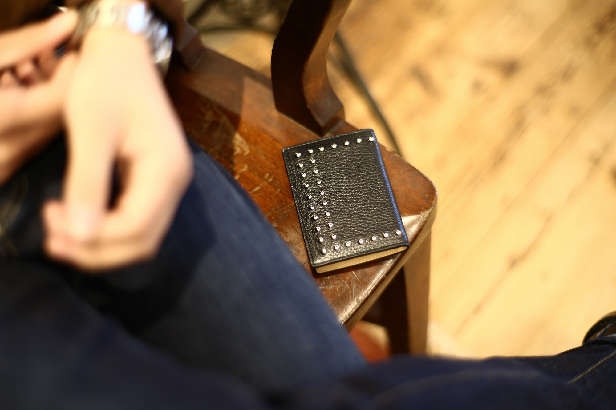 J&M DAVIDSON (ジェイアンドエムデヴィッドソン) VISIT CARD HOLDER WITH STUDS ヴィジット カード ホルダー ウィズスタッズ 10082N GRAIN LEATHER グレインレザー カードケース BLACK (ブラック・999) Made in spain (スペイン製) 2017 春夏新作  JMDAVIDSON ジェイエムデヴィッドソン 財布 カードケース JETSET 愛知 名古屋 Alto e Diritto アルト エ デリット  コーディネートスタイル