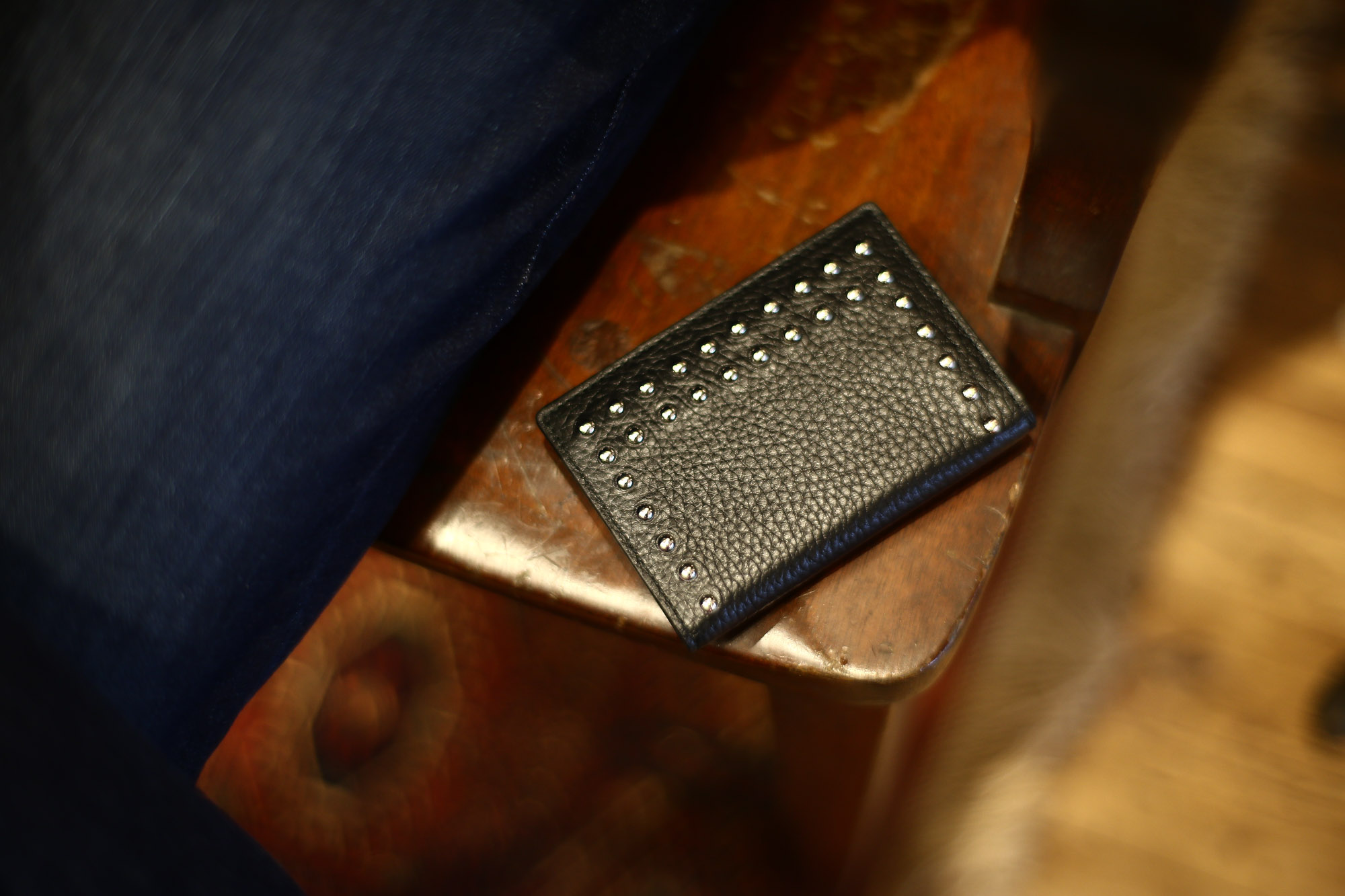 J&M DAVIDSON (ジェイアンドエムデヴィッドソン) VISIT CARD HOLDER WITH STUDS ヴィジット カード ホルダー ウィズスタッズ 10082N GRAIN LEATHER グレインレザー カードケース BLACK (ブラック・999) Made in spain (スペイン製) 2017 春夏新作  JMDAVIDSON ジェイエムデヴィッドソン 財布 カードケース JETSET 愛知 名古屋 Alto e Diritto アルト エ デリット  コーディネートスタイル