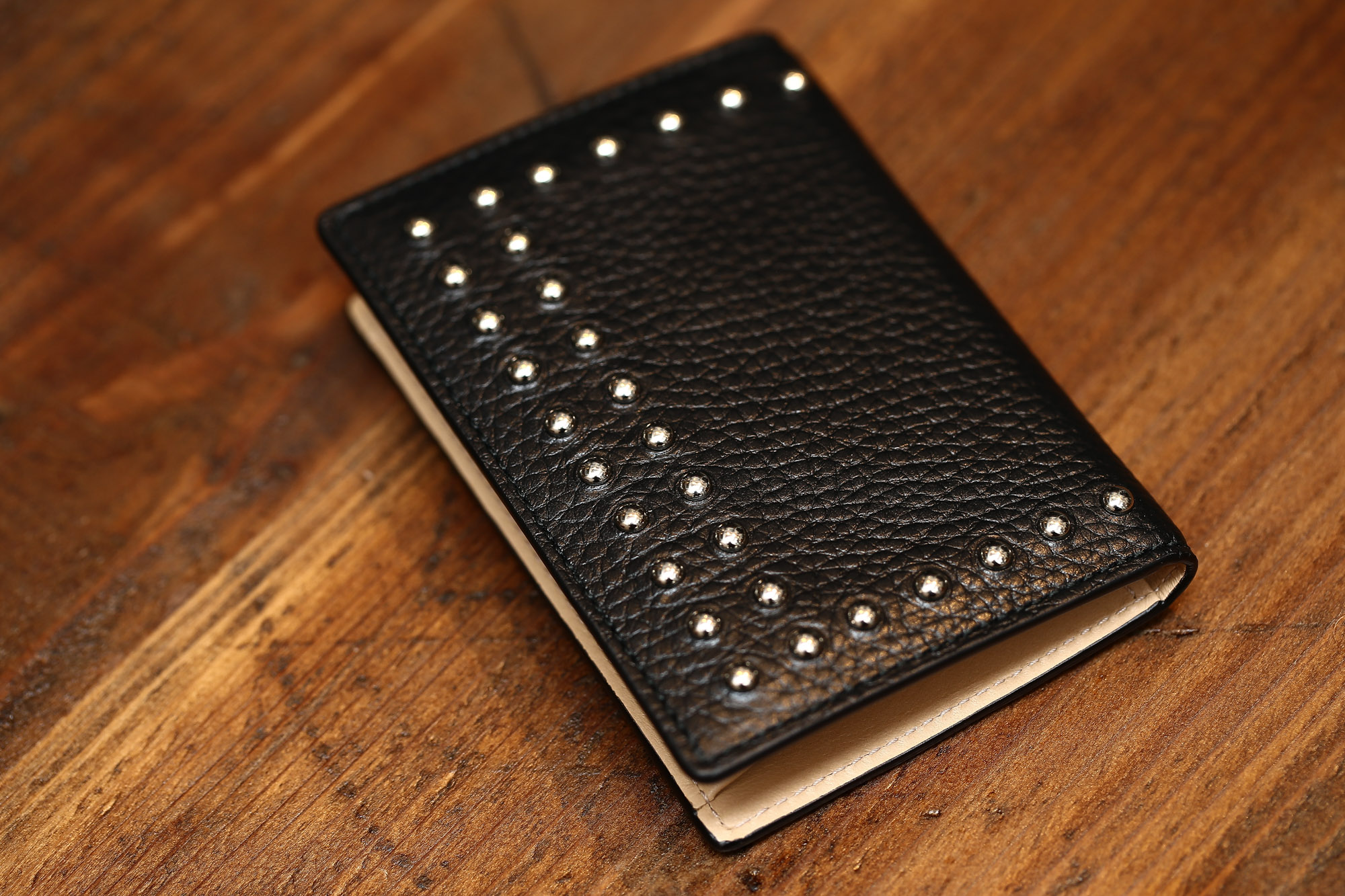 J&M DAVIDSON (ジェイアンドエムデヴィッドソン) VISIT CARD HOLDER WITH STUDS (ヴィジット カード ホルダー ウィズ スタッズ) 10082N GRAIN LEATHER (グレインレザー) カードケース BLACK (ブラック・999) Made in spain (スペイン製) 2017 春夏新作 JMDAVIDSON ジェイエムデヴィッドソン 財布 カードケース JETSET 愛知 名古屋 Alto e Diritto アルト エ デリット