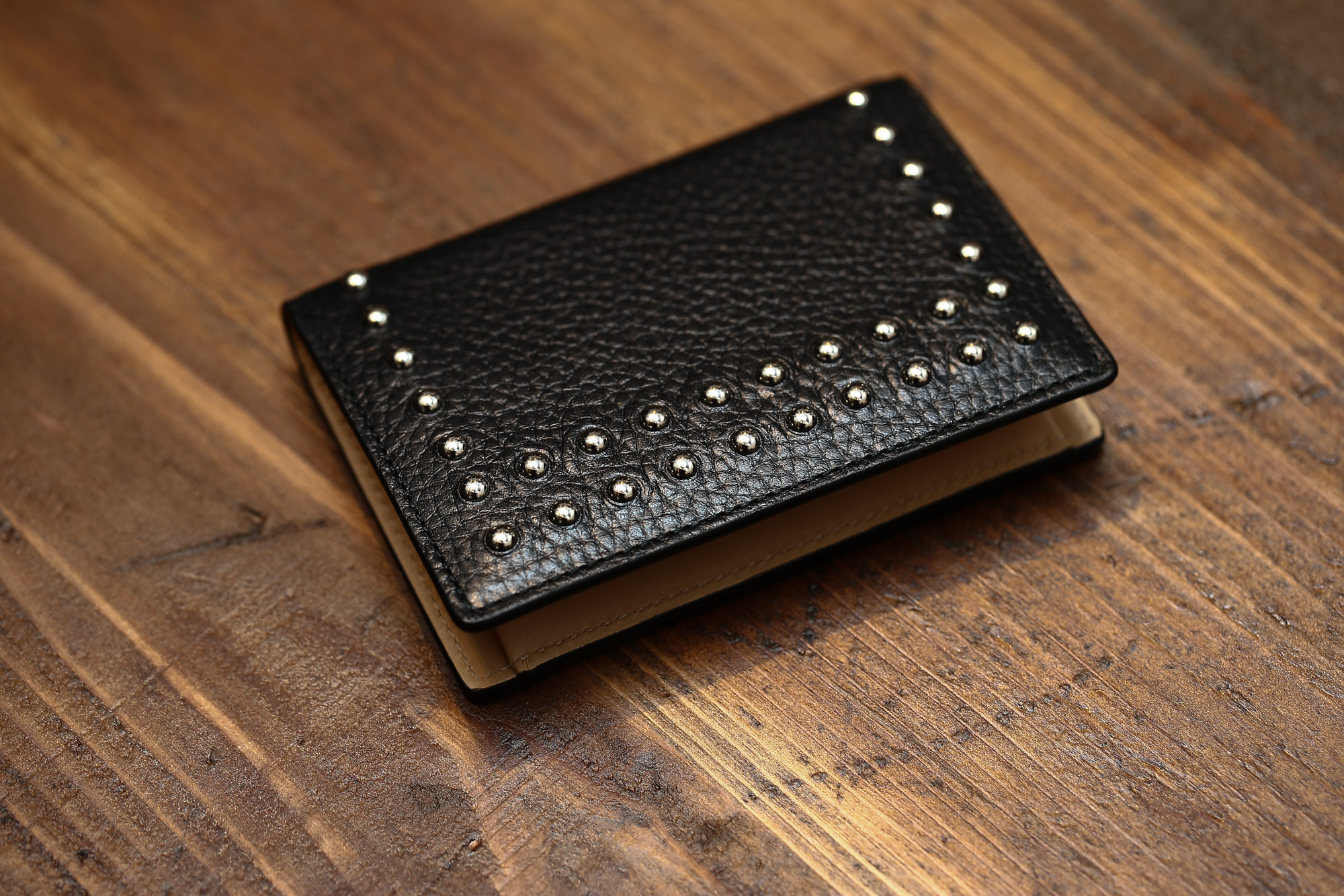 J&M DAVIDSON (ジェイアンドエムデヴィッドソン) VISIT CARD HOLDER WITH STUDS (ヴィジット カード ホルダー ウィズ スタッズ) 10082N GRAIN LEATHER (グレインレザー) カードケース BLACK (ブラック・999) Made in spain (スペイン製) 2017 春夏新作 JMDAVIDSON ジェイエムデヴィッドソン 財布 カードケース JETSET 愛知 名古屋 Alto e Diritto アルト エ デリット