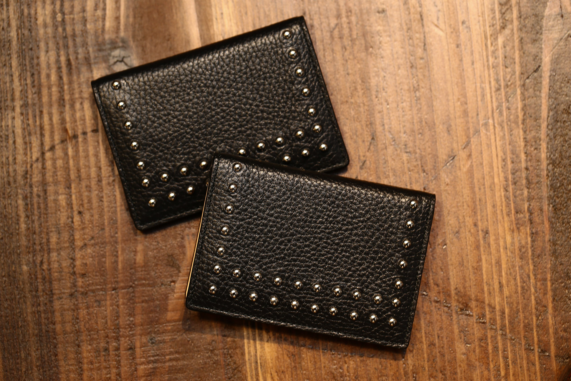 J&M DAVIDSON (ジェイアンドエムデヴィッドソン) VISIT CARD HOLDER WITH STUDS (ヴィジット カード ホルダー ウィズ スタッズ) 10082N GRAIN LEATHER (グレインレザー) カードケース BLACK (ブラック・999) Made in spain (スペイン製) 2017 春夏新作 JMDAVIDSON ジェイエムデヴィッドソン 財布 カードケース JETSET 愛知 名古屋 Alto e Diritto アルト エ デリット