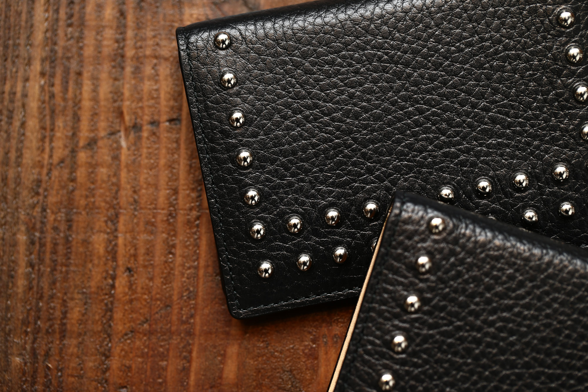 J&M DAVIDSON (ジェイアンドエムデヴィッドソン) VISIT CARD HOLDER WITH STUDS (ヴィジット カード ホルダー ウィズ スタッズ) 10082N GRAIN LEATHER (グレインレザー) カードケース BLACK (ブラック・999) Made in spain (スペイン製) 2017 春夏新作 JMDAVIDSON ジェイエムデヴィッドソン 財布 カードケース JETSET 愛知 名古屋 Alto e Diritto アルト エ デリット