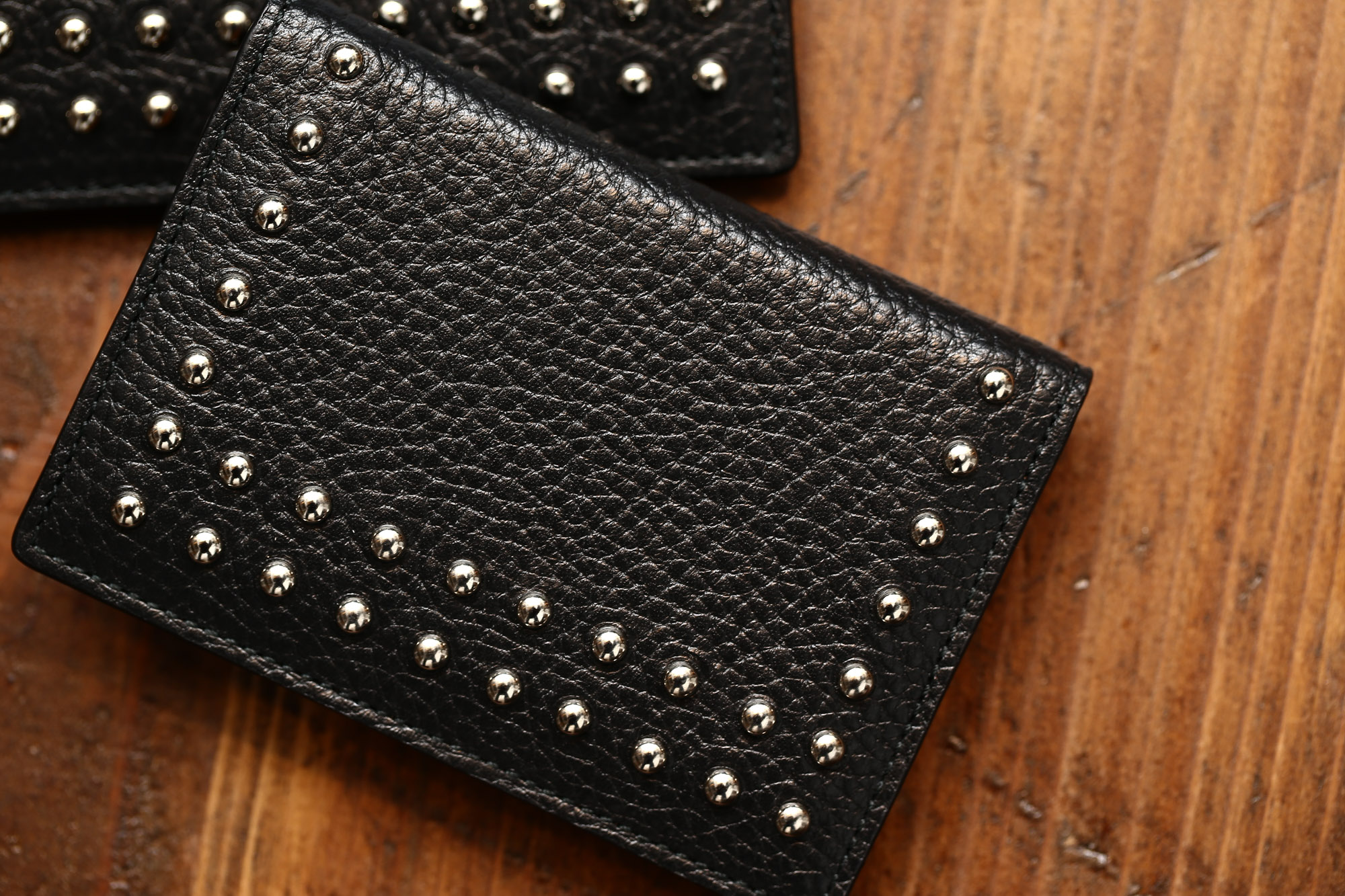 J&M DAVIDSON (ジェイアンドエムデヴィッドソン) VISIT CARD HOLDER WITH STUDS (ヴィジット カード ホルダー ウィズ スタッズ) 10082N GRAIN LEATHER (グレインレザー) カードケース BLACK (ブラック・999) Made in spain (スペイン製) 2017 春夏新作 JMDAVIDSON ジェイエムデヴィッドソン 財布 カードケース JETSET 愛知 名古屋 Alto e Diritto アルト エ デリット