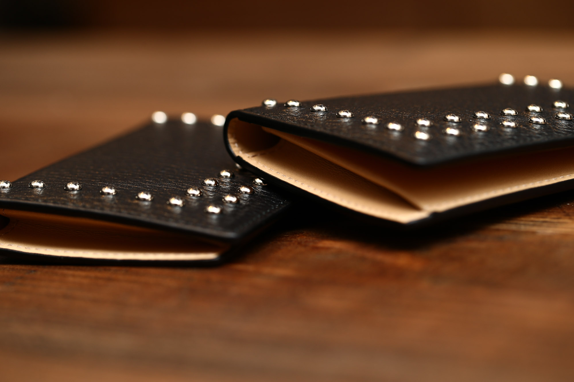 J&M DAVIDSON (ジェイアンドエムデヴィッドソン) VISIT CARD HOLDER WITH STUDS (ヴィジット カード ホルダー ウィズ スタッズ) 10082N GRAIN LEATHER (グレインレザー) カードケース BLACK (ブラック・999) Made in spain (スペイン製) 2017 春夏新作 JMDAVIDSON ジェイエムデヴィッドソン 財布 カードケース JETSET 愛知 名古屋 Alto e Diritto アルト エ デリット