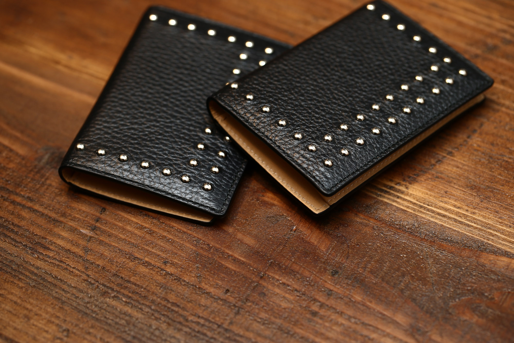 J&M DAVIDSON (ジェイアンドエムデヴィッドソン) VISIT CARD HOLDER WITH STUDS (ヴィジット カード ホルダー ウィズ スタッズ) 10082N GRAIN LEATHER (グレインレザー) カードケース BLACK (ブラック・999) Made in spain (スペイン製) 2017 春夏新作 JMDAVIDSON ジェイエムデヴィッドソン 財布 カードケース JETSET 愛知 名古屋 Alto e Diritto アルト エ デリット