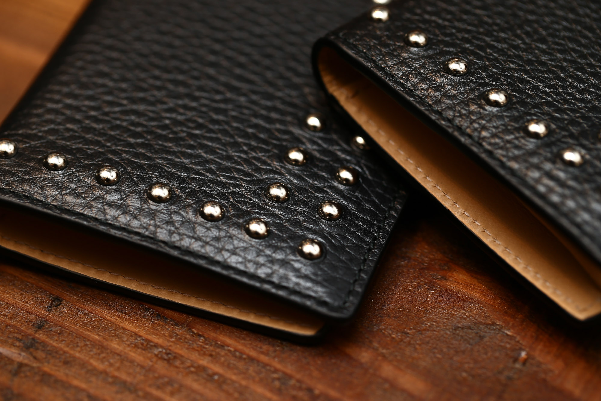 J&M DAVIDSON (ジェイアンドエムデヴィッドソン) VISIT CARD HOLDER WITH STUDS (ヴィジット カード ホルダー ウィズ スタッズ) 10082N GRAIN LEATHER (グレインレザー) カードケース BLACK (ブラック・999) Made in spain (スペイン製) 2017 春夏新作 JMDAVIDSON ジェイエムデヴィッドソン 財布 カードケース JETSET 愛知 名古屋 Alto e Diritto アルト エ デリット