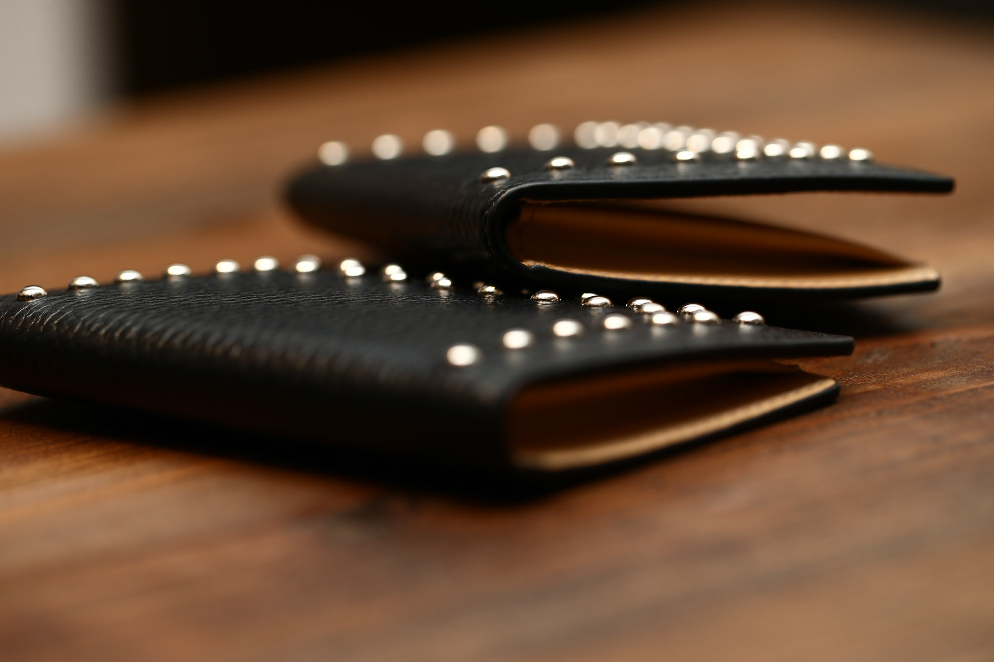 J&M DAVIDSON (ジェイアンドエムデヴィッドソン) VISIT CARD HOLDER WITH STUDS (ヴィジット カード ホルダー ウィズ スタッズ) 10082N GRAIN LEATHER (グレインレザー) カードケース BLACK (ブラック・999) Made in spain (スペイン製) 2017 春夏新作 JMDAVIDSON ジェイエムデヴィッドソン 財布 カードケース JETSET 愛知 名古屋 Alto e Diritto アルト エ デリット