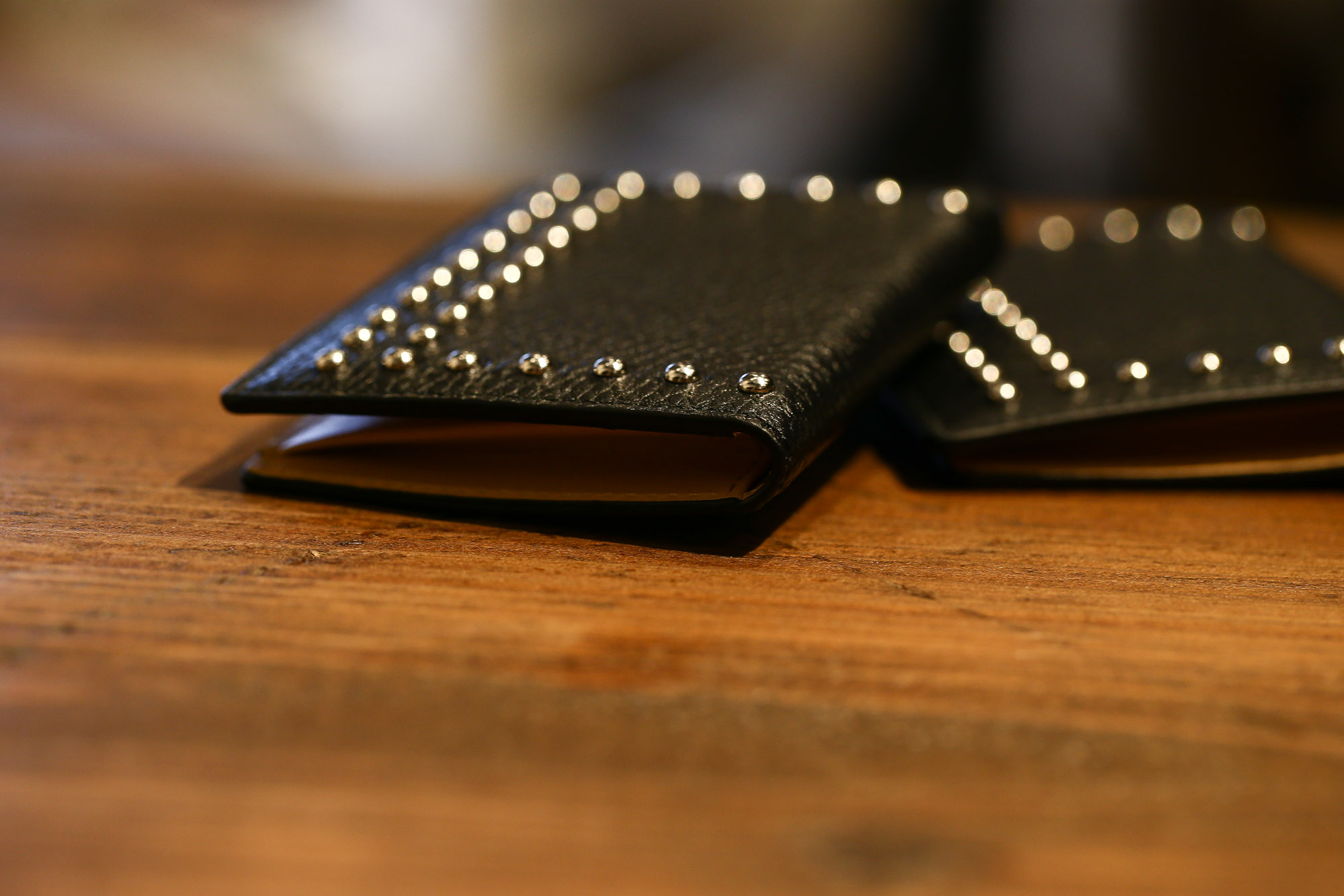 J&M DAVIDSON (ジェイアンドエムデヴィッドソン) VISIT CARD HOLDER WITH STUDS (ヴィジット カード ホルダー ウィズ スタッズ) 10082N GRAIN LEATHER (グレインレザー) カードケース BLACK (ブラック・999) Made in spain (スペイン製) 2017 春夏新作 JMDAVIDSON ジェイエムデヴィッドソン 財布 カードケース JETSET 愛知 名古屋 Alto e Diritto アルト エ デリット