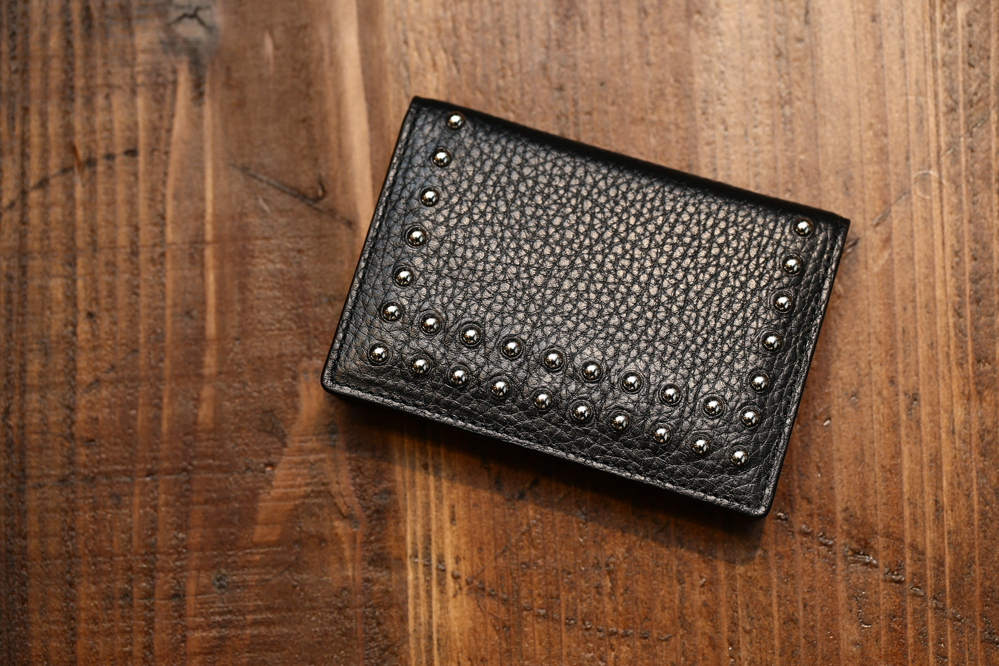 J&M DAVIDSON (ジェイアンドエムデヴィッドソン) VISIT CARD HOLDER WITH STUDS (ヴィジット カード ホルダー ウィズ スタッズ) 10082N GRAIN LEATHER (グレインレザー) カードケース BLACK (ブラック・999) Made in spain (スペイン製) 2017 春夏新作 JMDAVIDSON ジェイエムデヴィッドソン 財布 カードケース JETSET 愛知 名古屋 Alto e Diritto アルト エ デリット